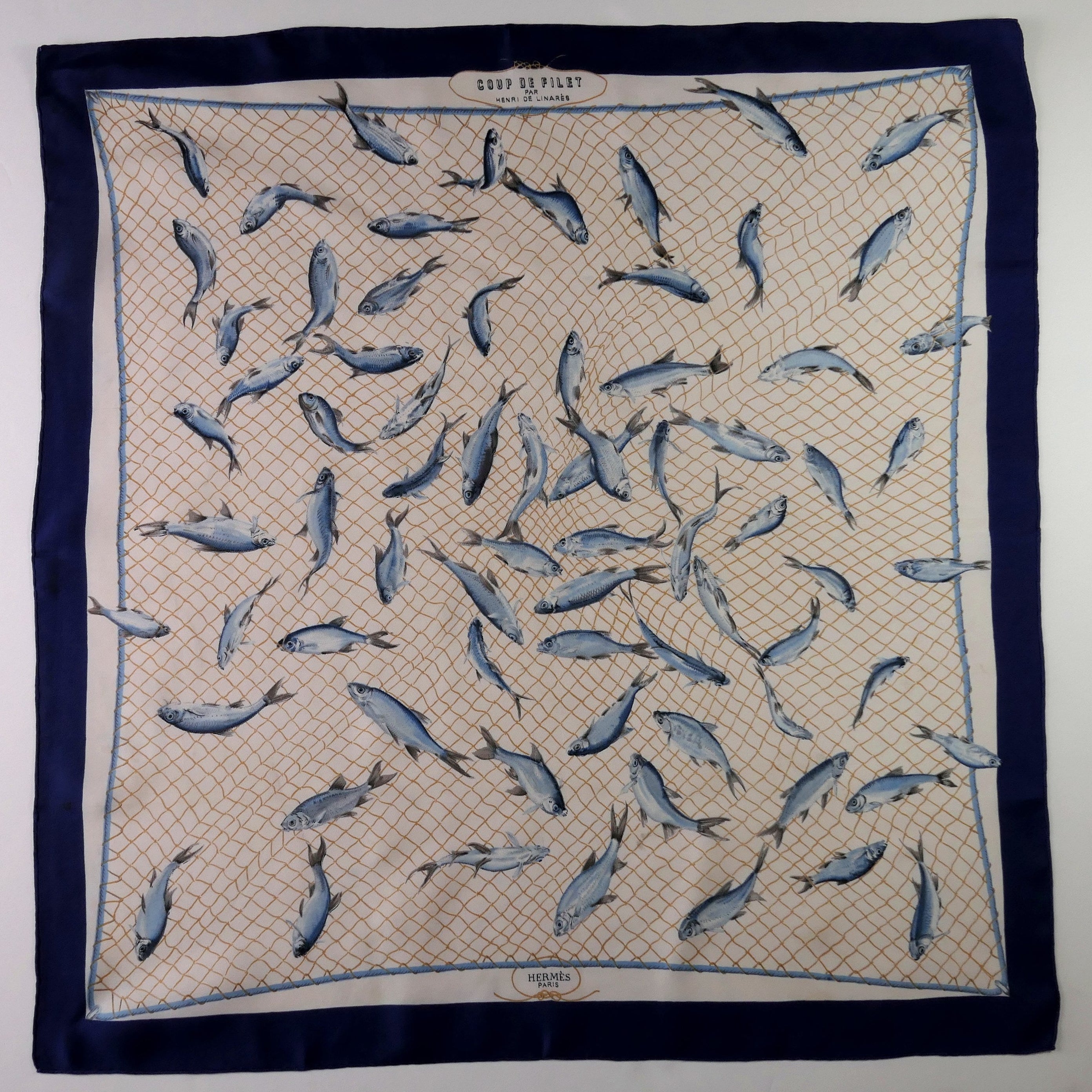 Carré Hermès Coup de Filet Henri de Linarès 90 cm soie, vue d'ensemble bleu marine écru 1955