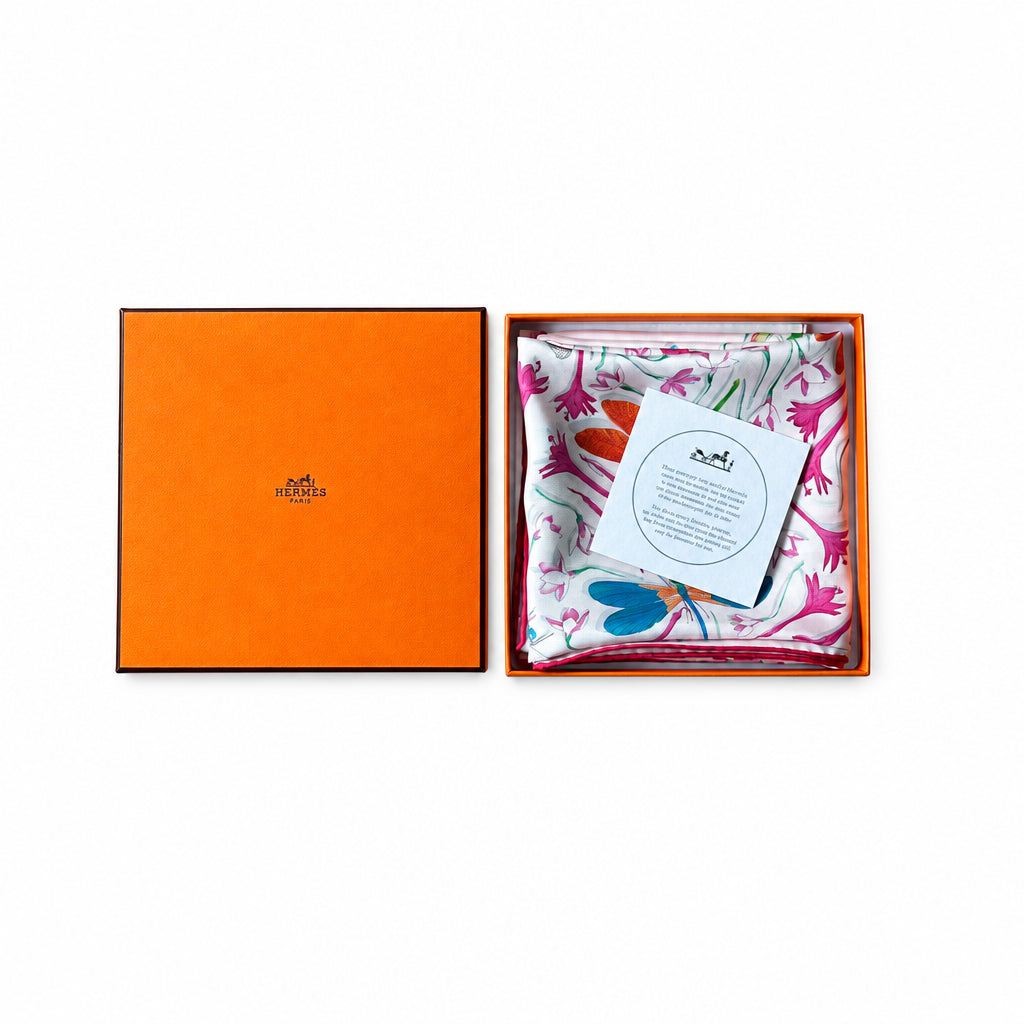 Carré Hermès Dragonflies Leigh Cooke 70 cm soie, présenté dans sa boîte Hermès orange