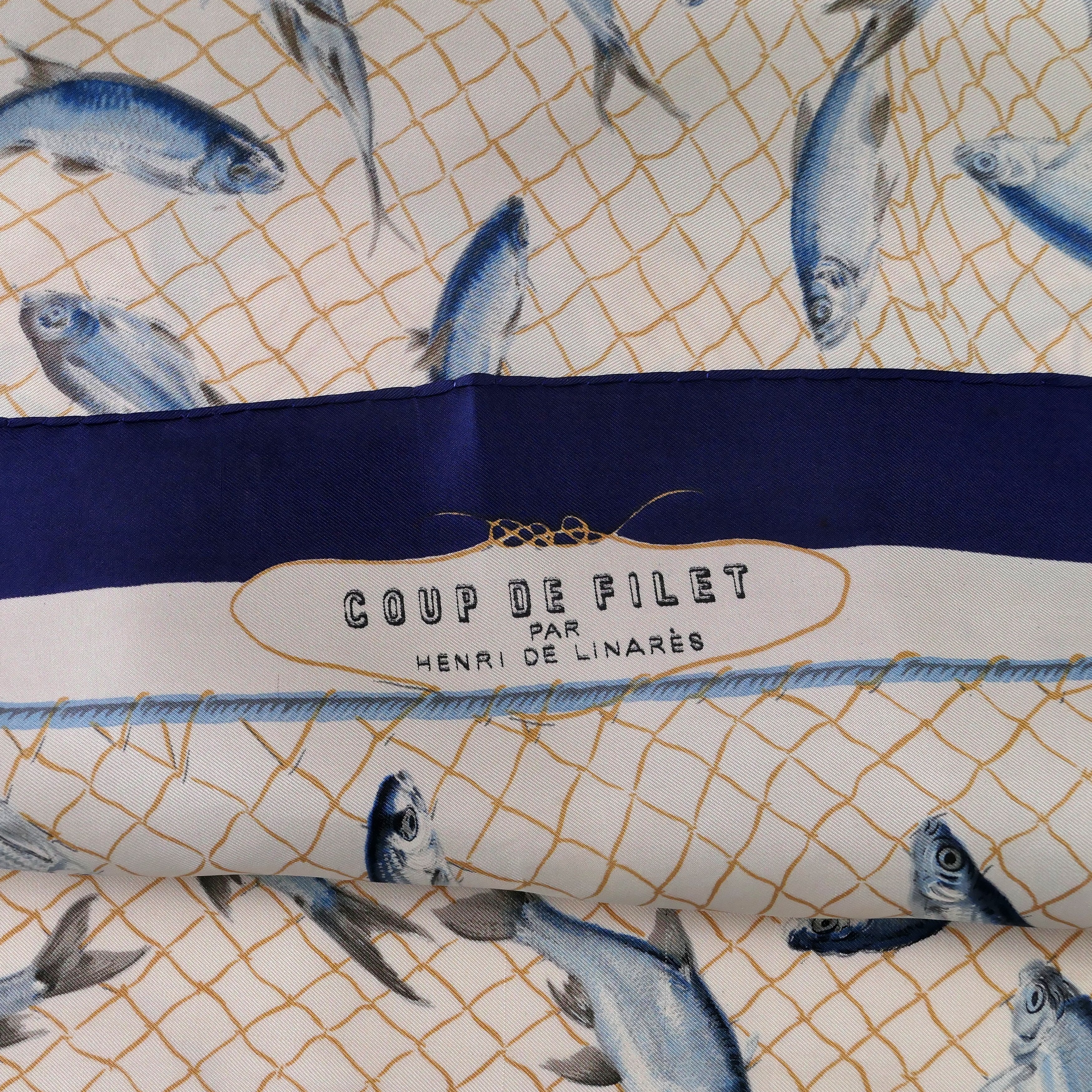 Carré Hermès Coup de Filet 90 cm soie, détail drapé bleu marine et poissons