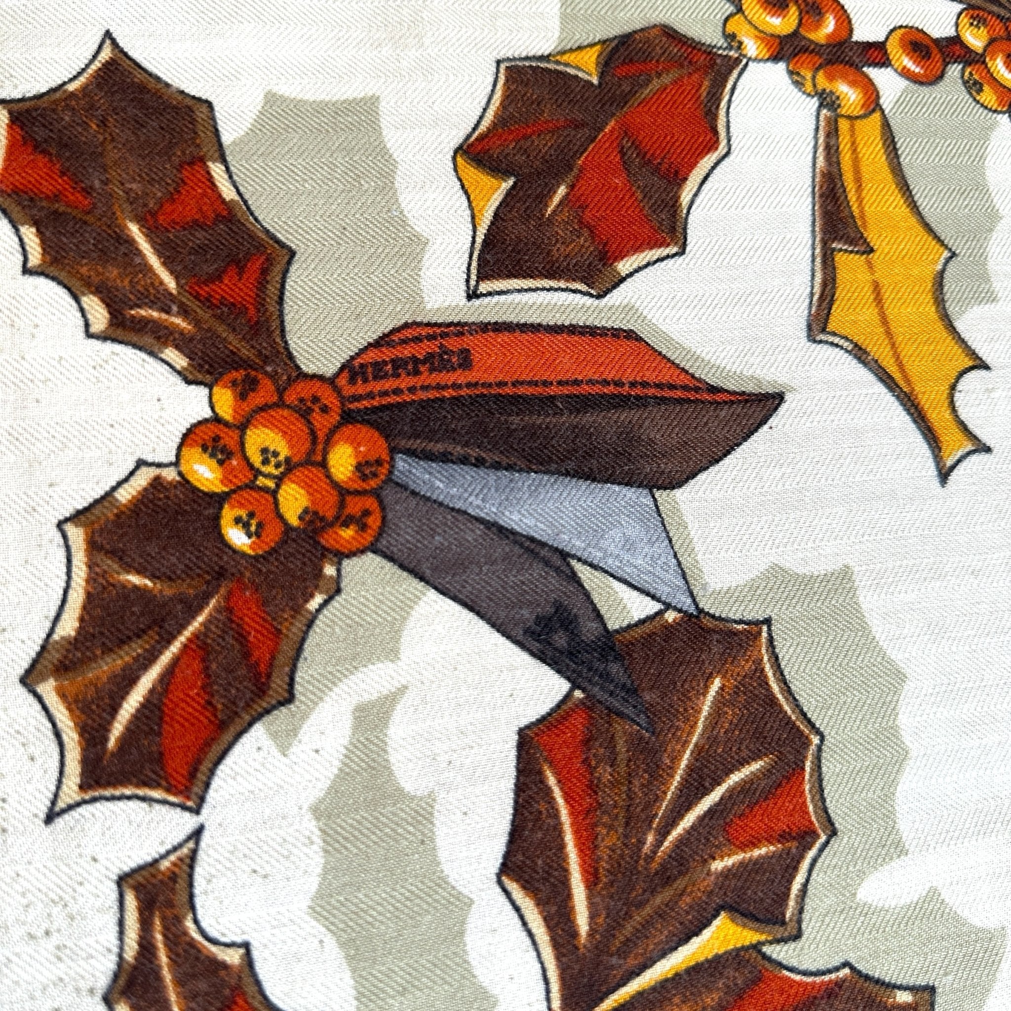 détail du dessin avec du houx et un ruban Hermès