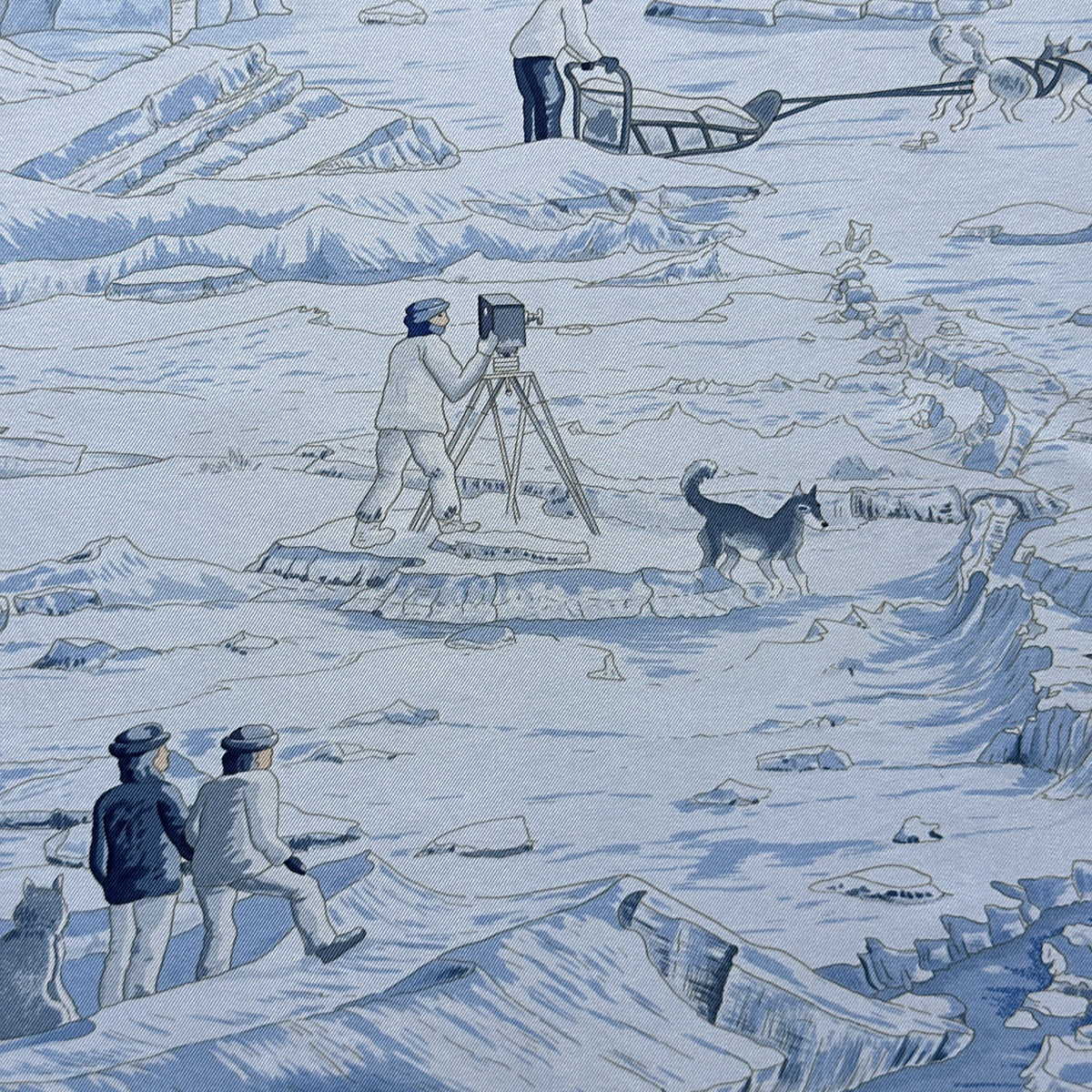 Carré Hermès Hommage à Shackleton Zoé Pauwels 90 cm soie, photographe et chambre sur trépied