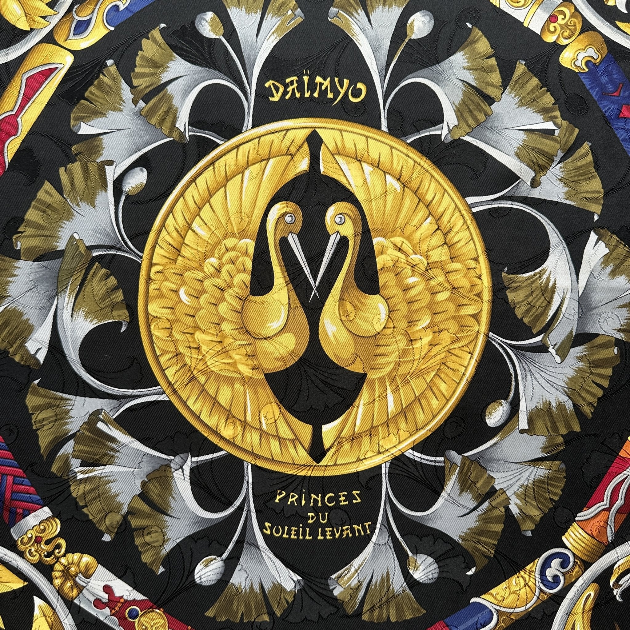 Motif de grue emblématique au centre du foulard Hermès Daïmyo