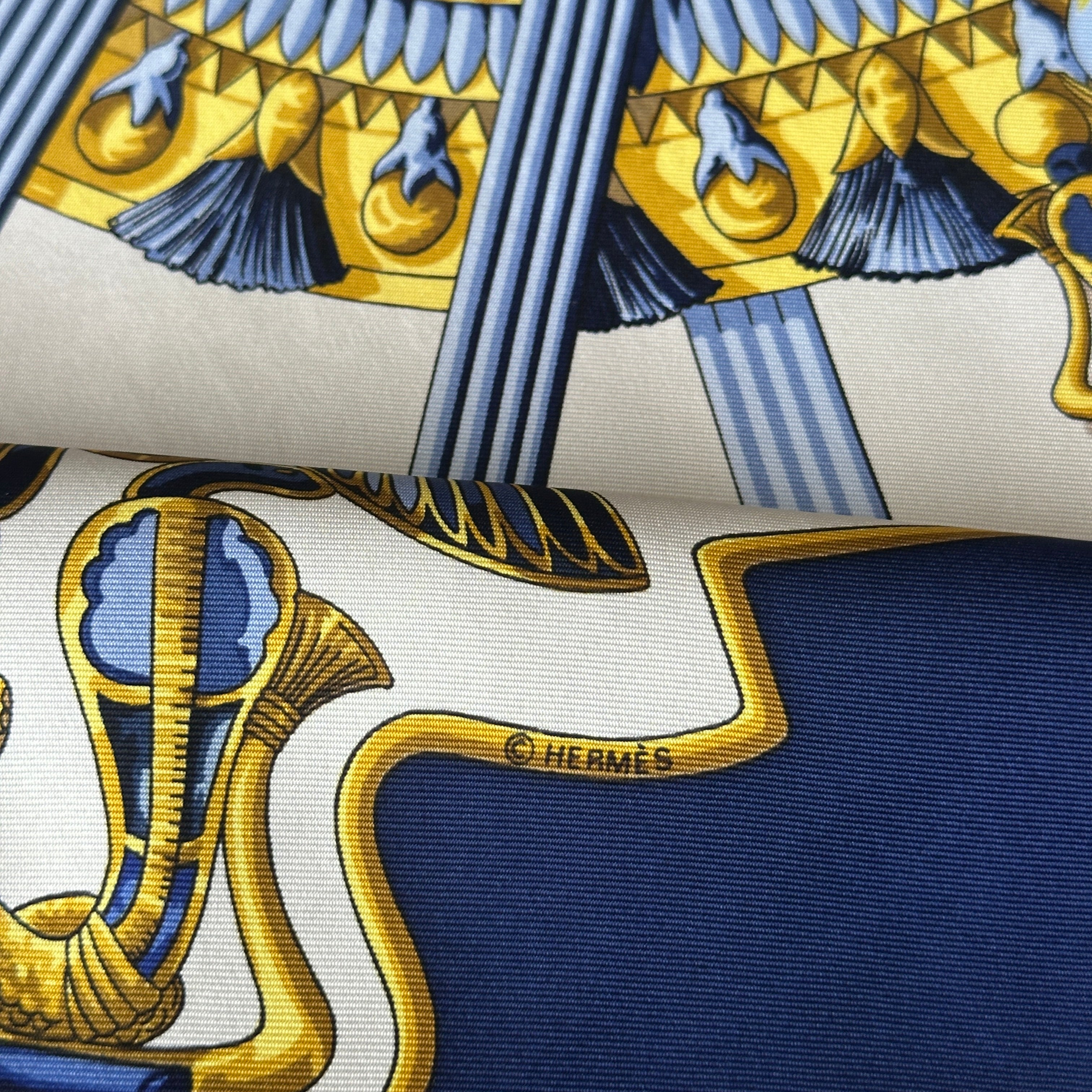 Signature Hermès Paris sur bordure du carré