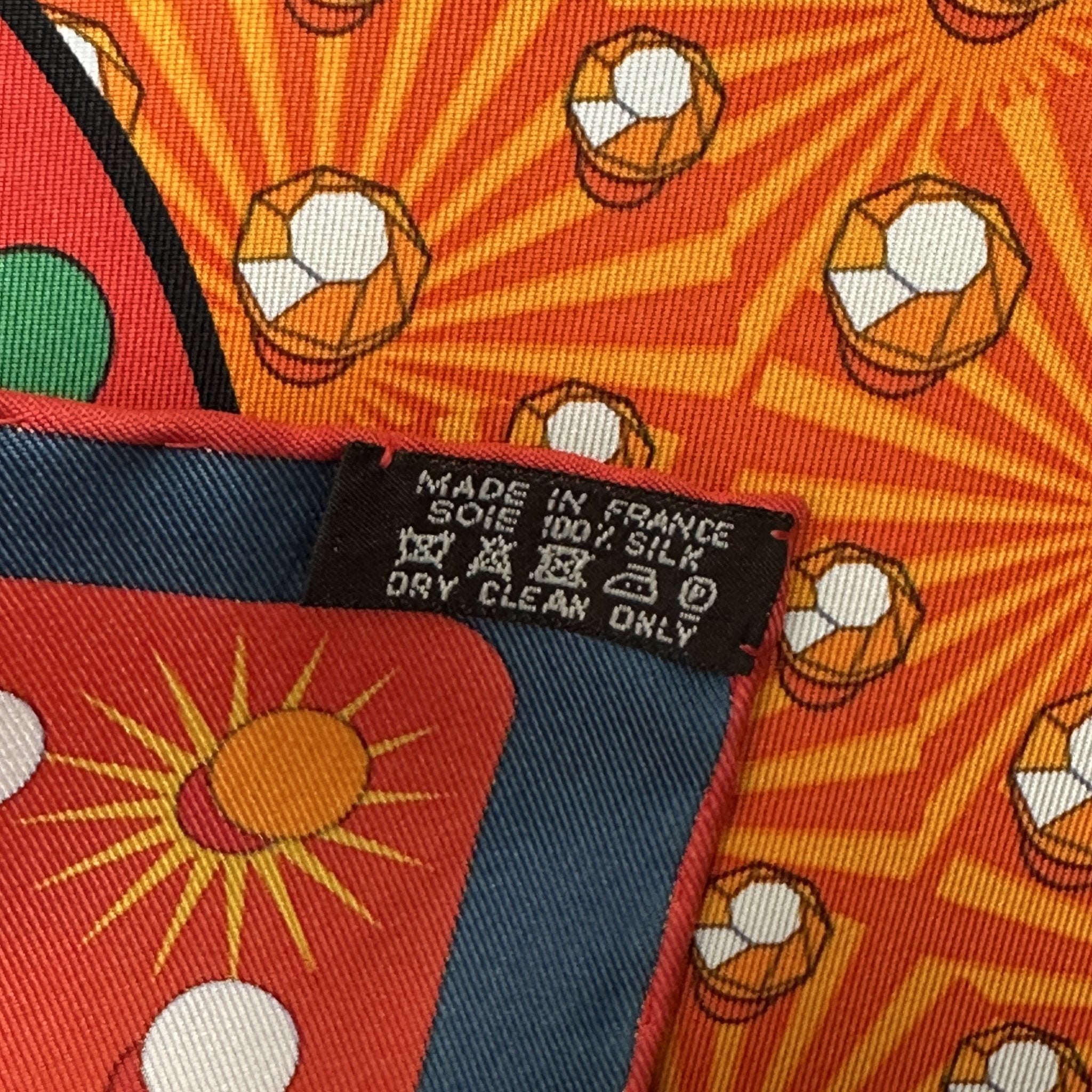 etiquette du foualrd hermes indiquant composition cent pour cent soie et made in france