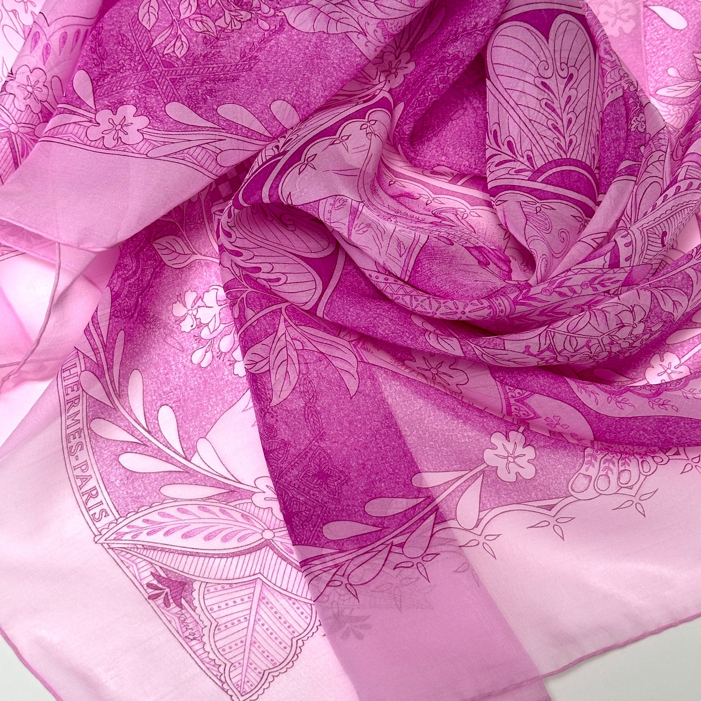 foulard-carre-hermes-le-chant-du-henne-replié