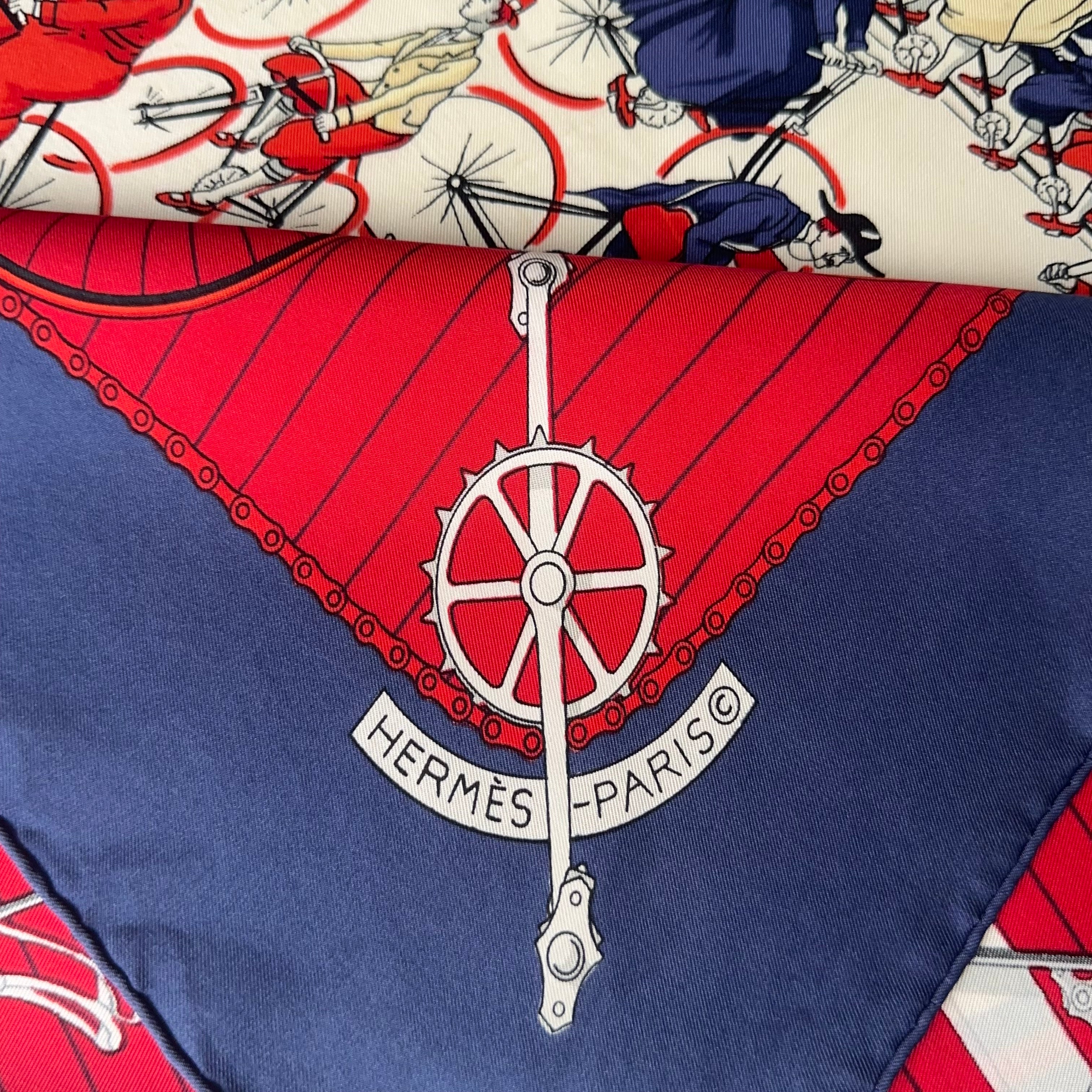 Zoom sur le détail d'authentification : logo "HERMÈS - PARIS" avec le symbole © intégré dans le dessin d'un pédalier de vélo (spécifique à l'édition 1974).