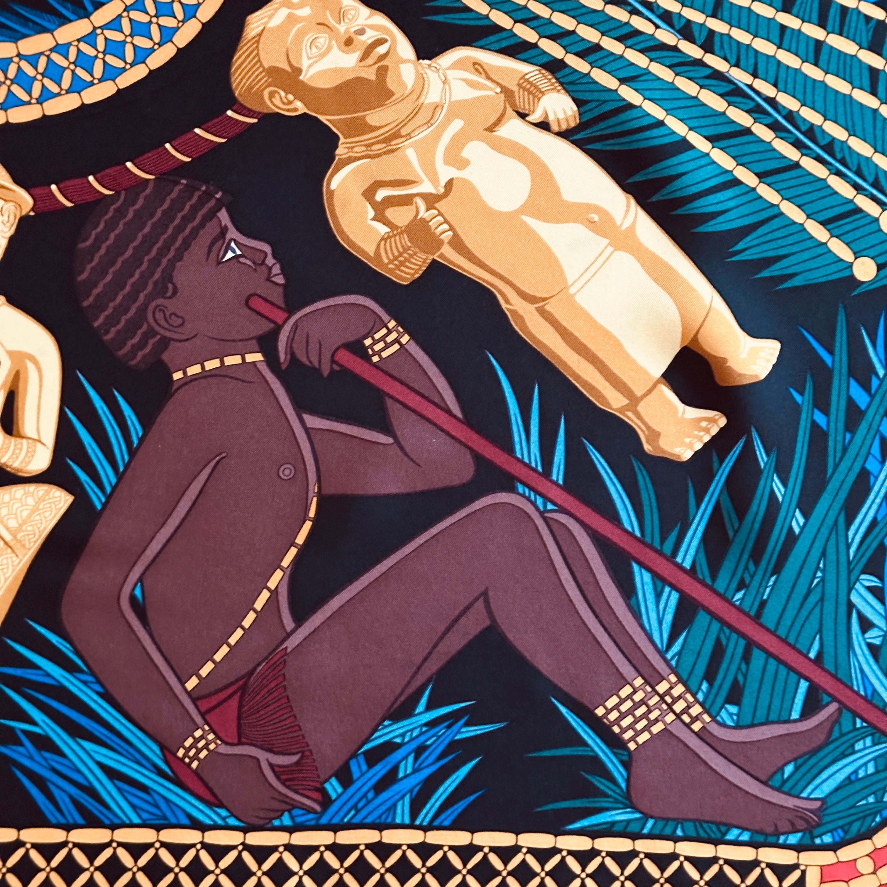 Scène de cour avec personnage tenant une canne et statuette dorée sur soie noire.