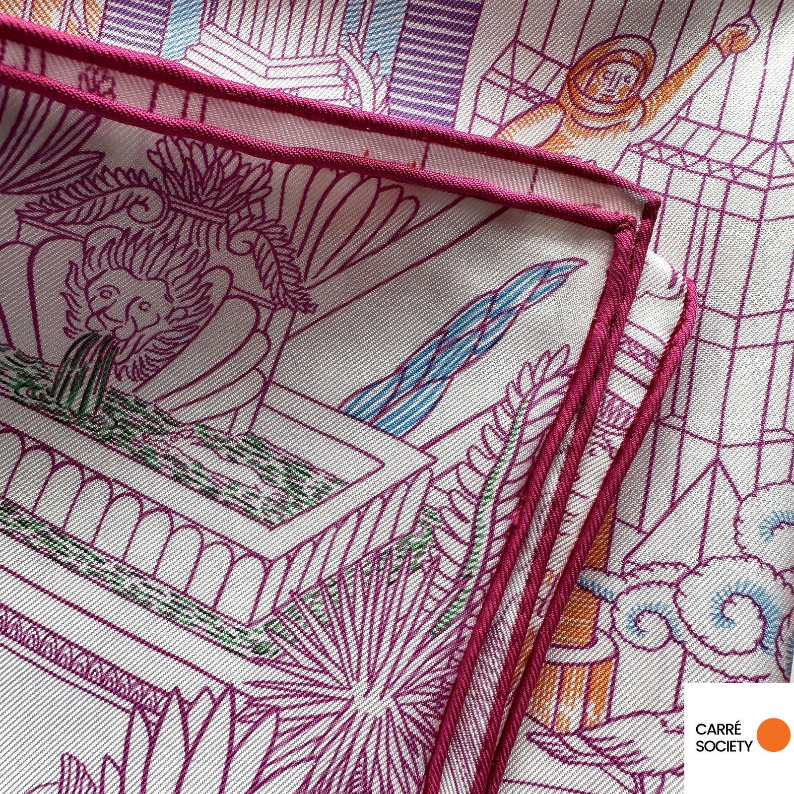 Coin du carré avec roulotté rose : précision du trait et richesse des détails du dessin.