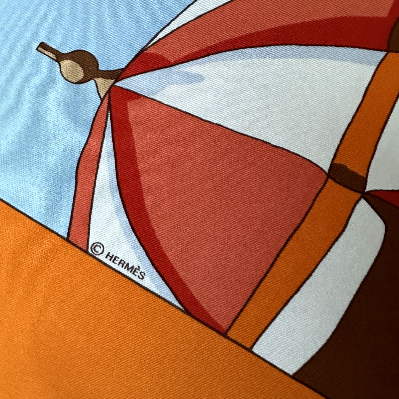 zoom sur le logo de copyright Hermès du foulard Hermès Charmes des Plages Normandes II