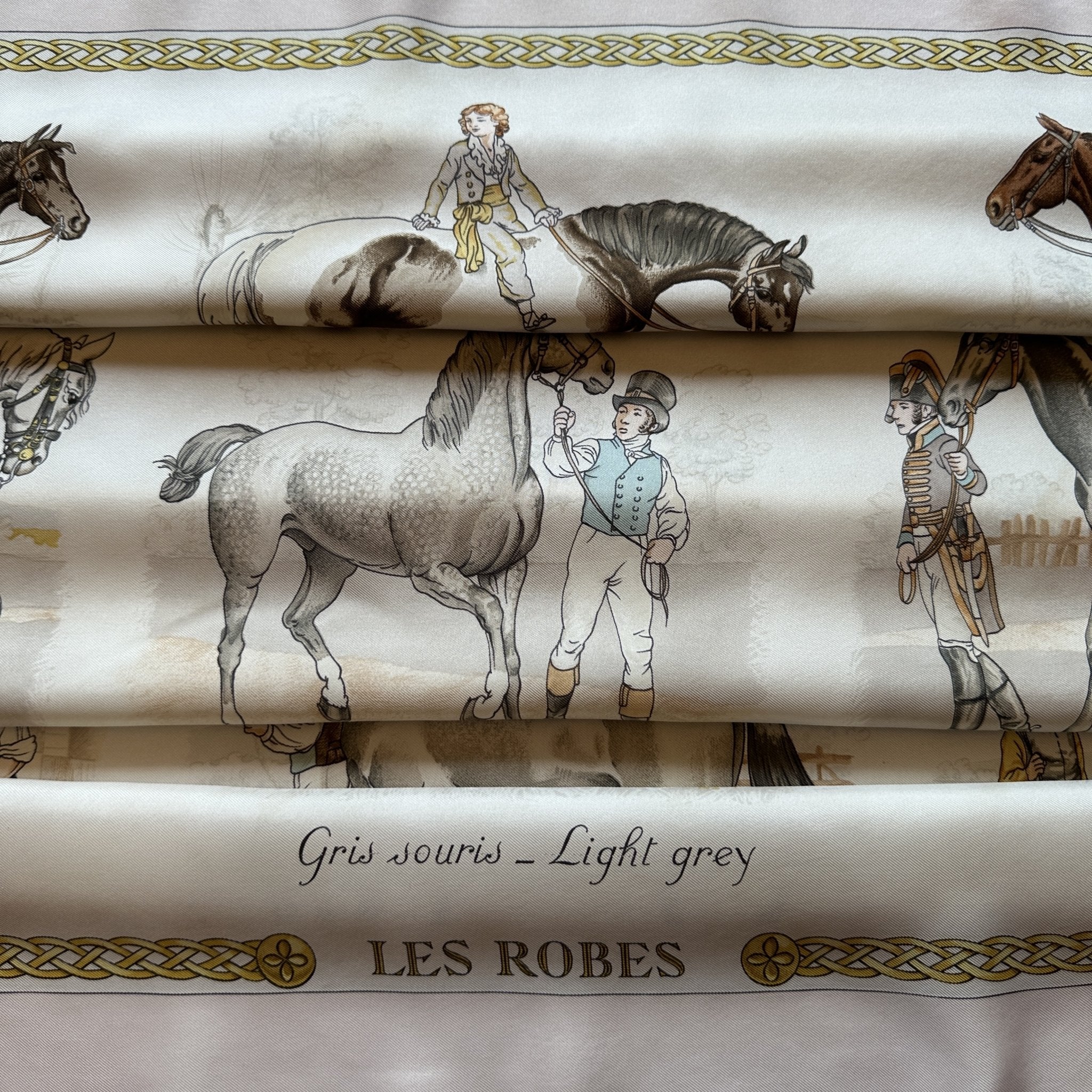 vue d'ensemble du foulard Hermès Les robes fond blanc et entourage rose pastel
