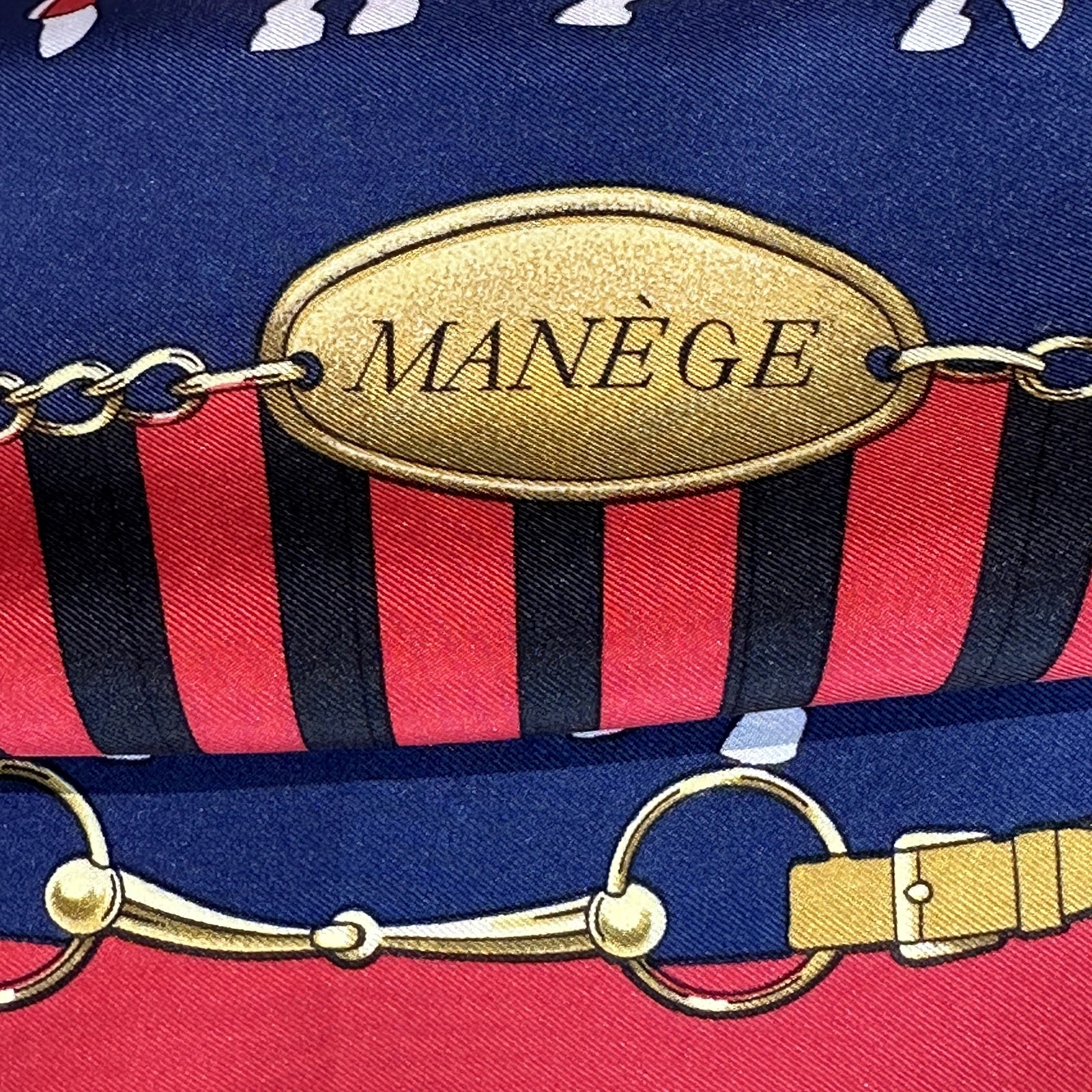 zoom sur Carré Hermès "Manège" – motif équestre circulaire en rouge