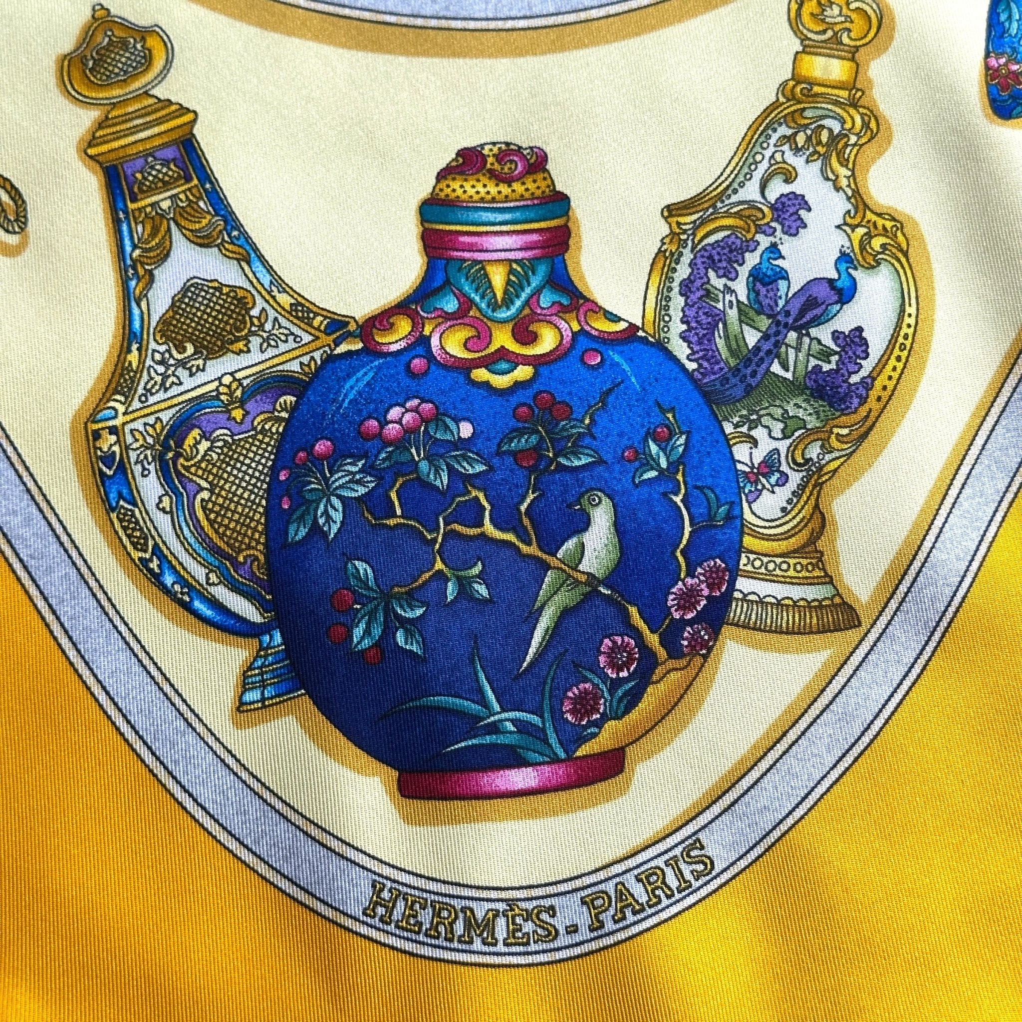 Signature Hermès Paris sur le twill de soie du foulard Flacons