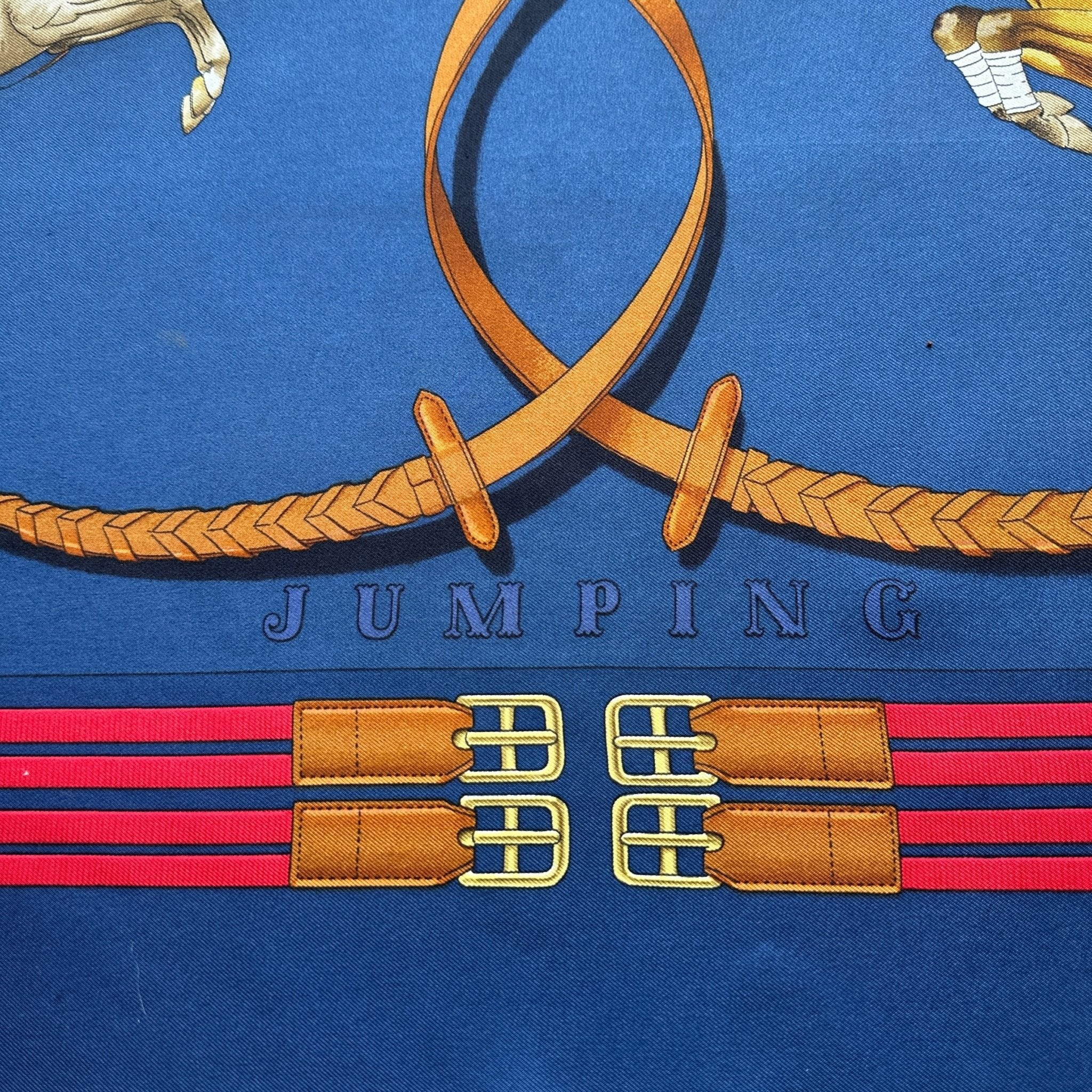 Nom du carré "Jumping" inscrit sur le foulard Hermès