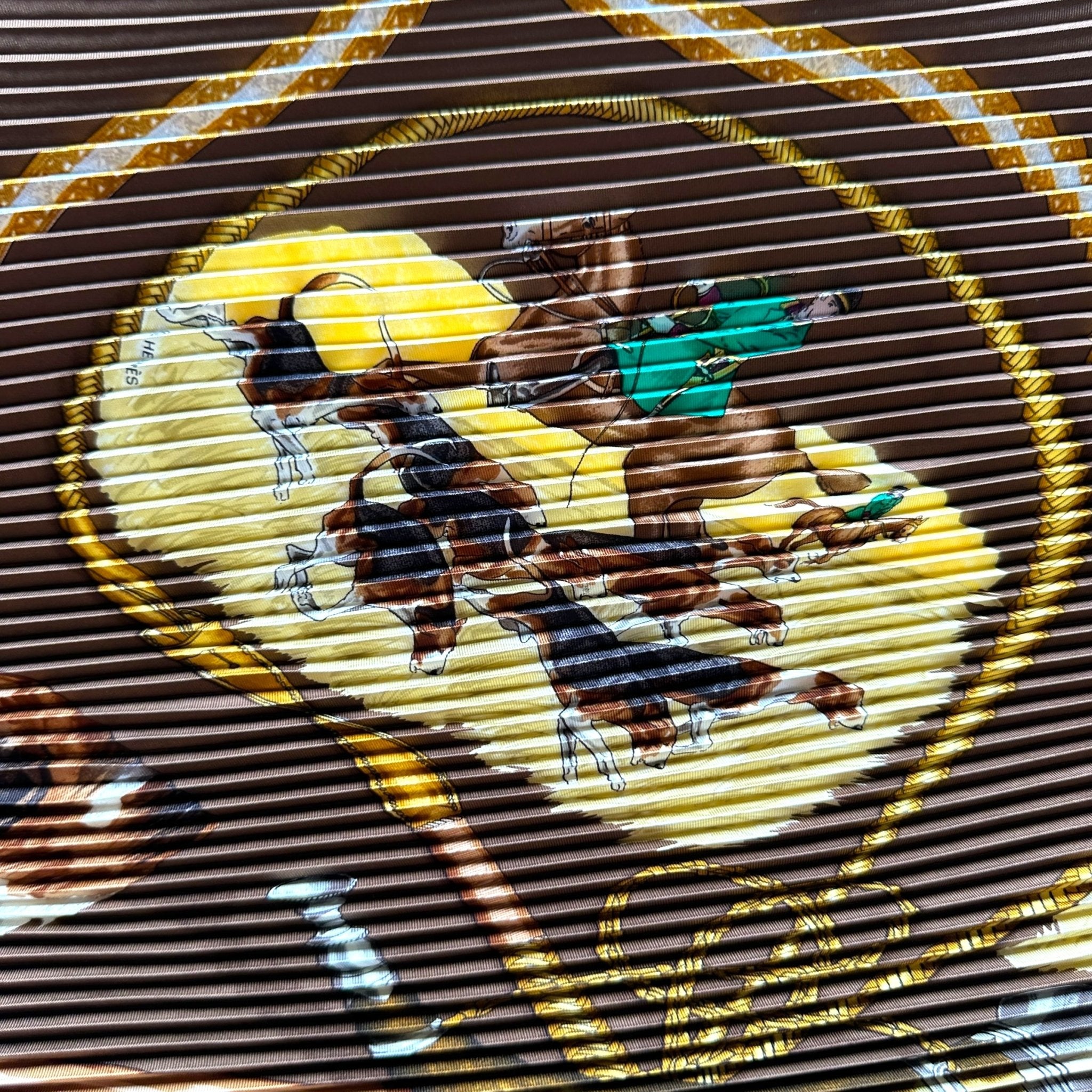 Détail d’un chien courant sur le motif