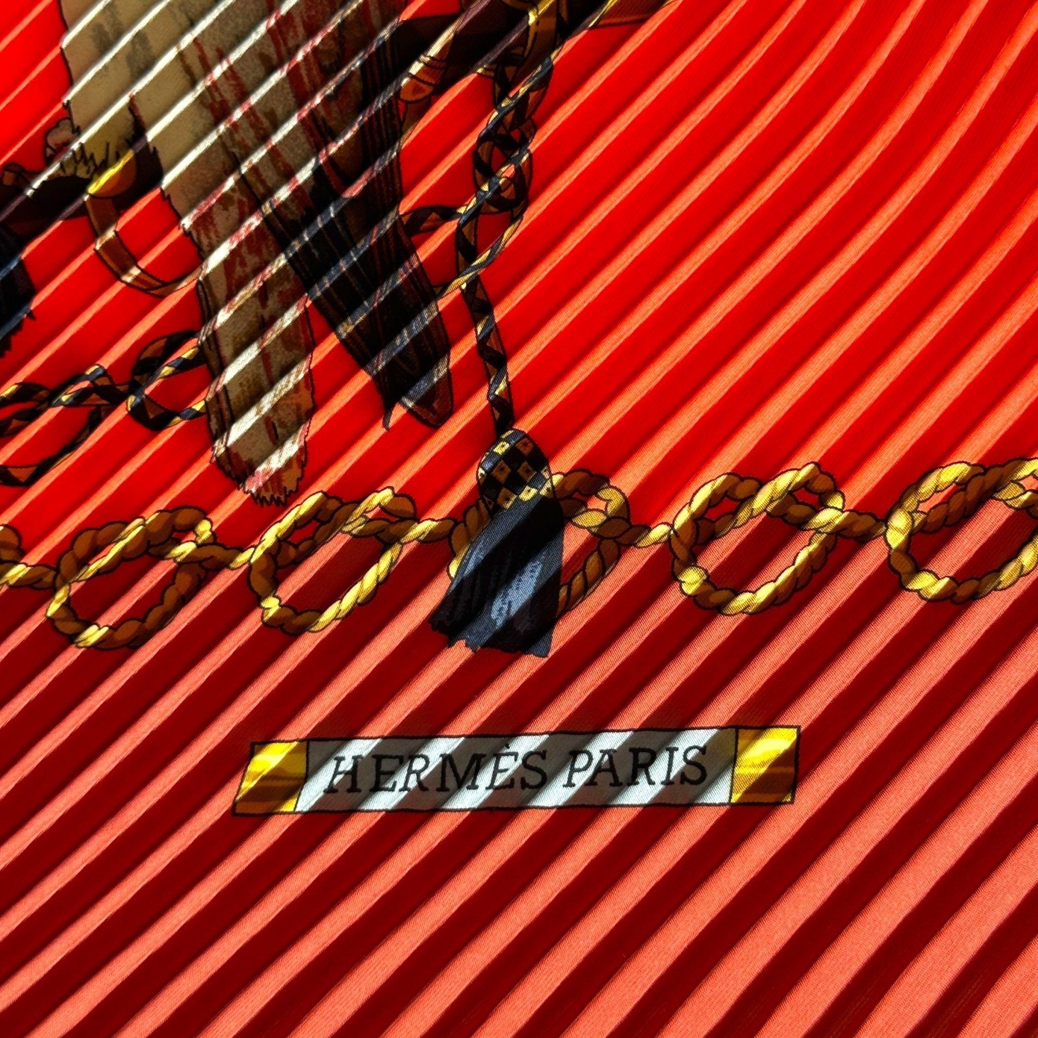 Signature Hermès Paris intégrée dans le motif du carré