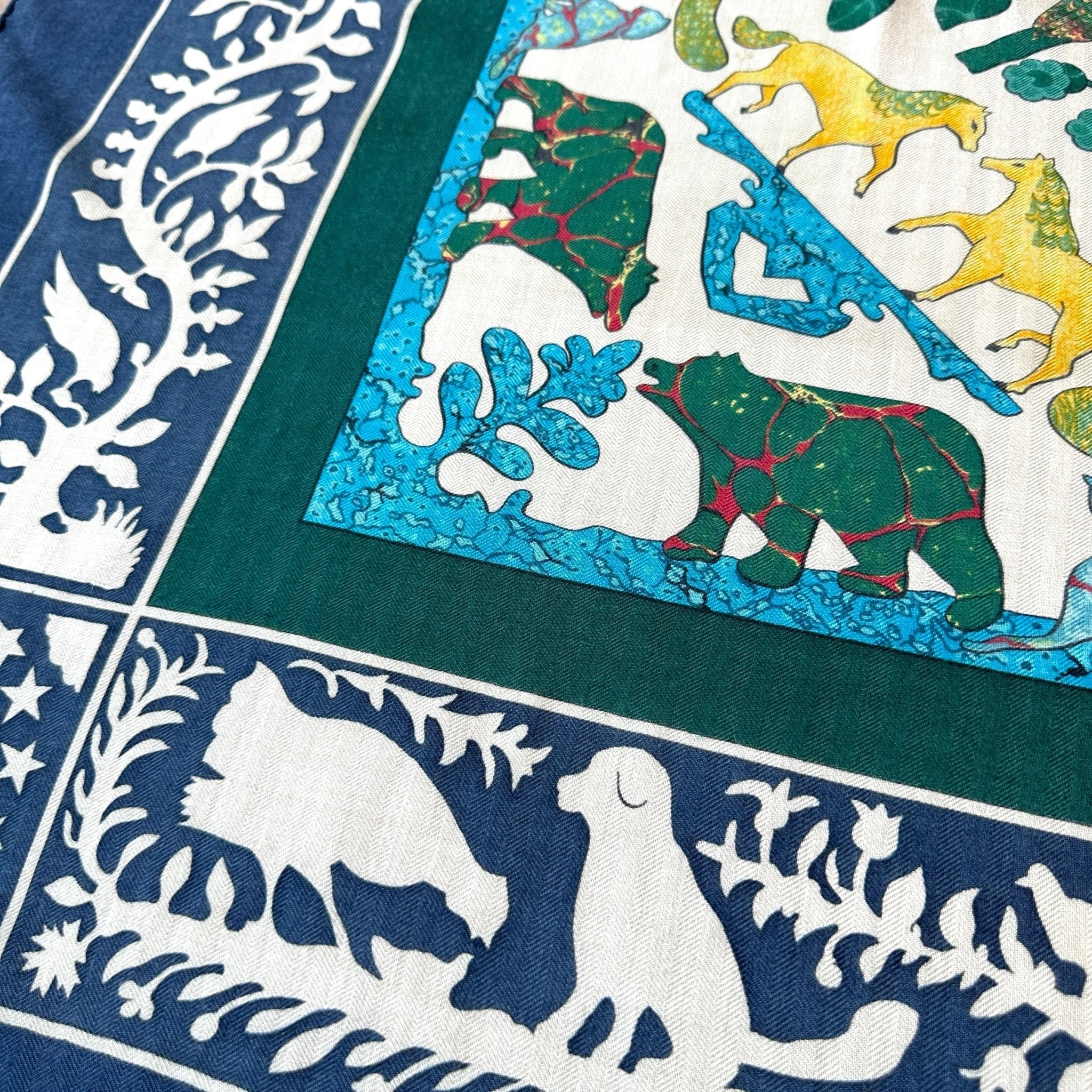 zoom sur le dessin d'ours, de chien et de coq