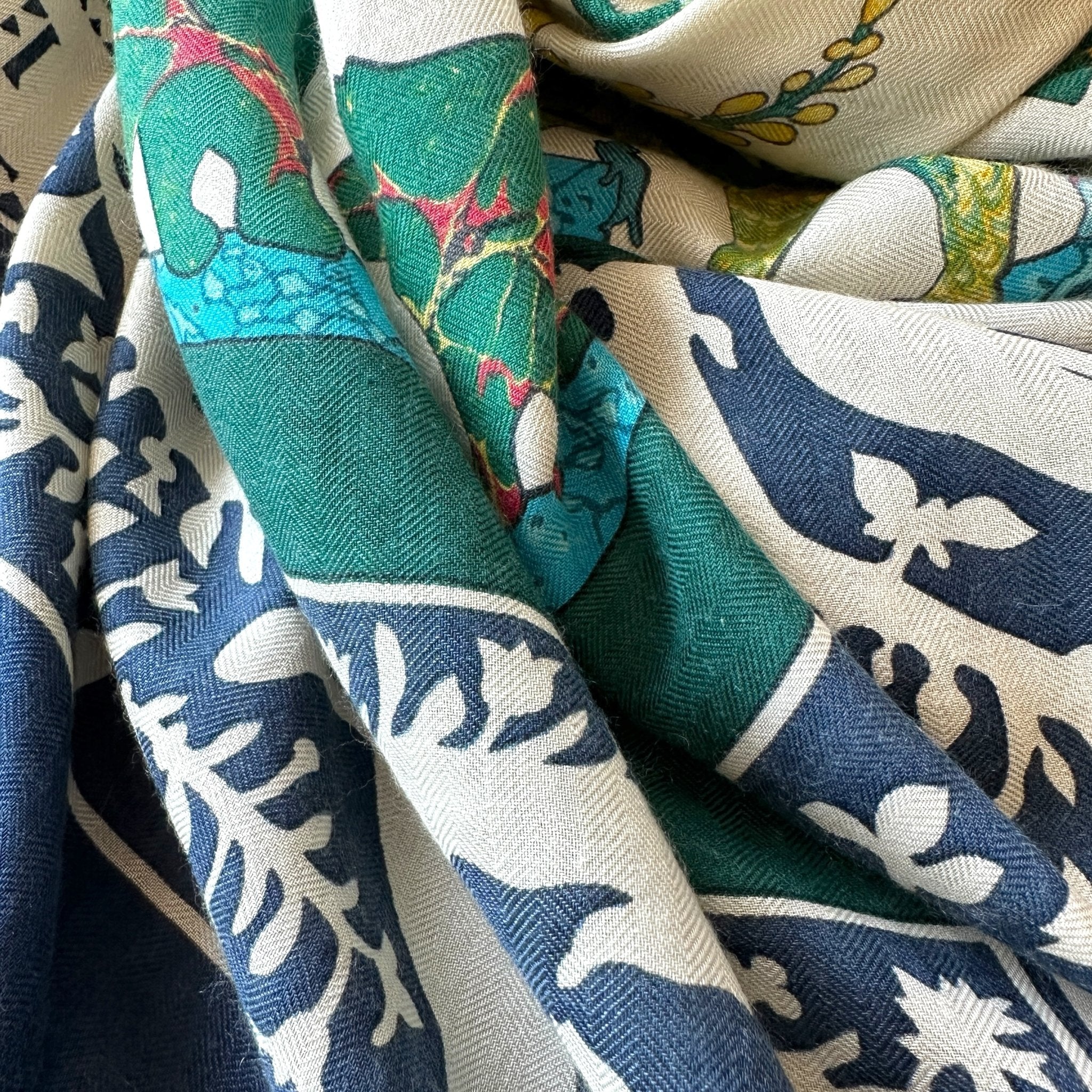 vue du foulard en cachemire porté