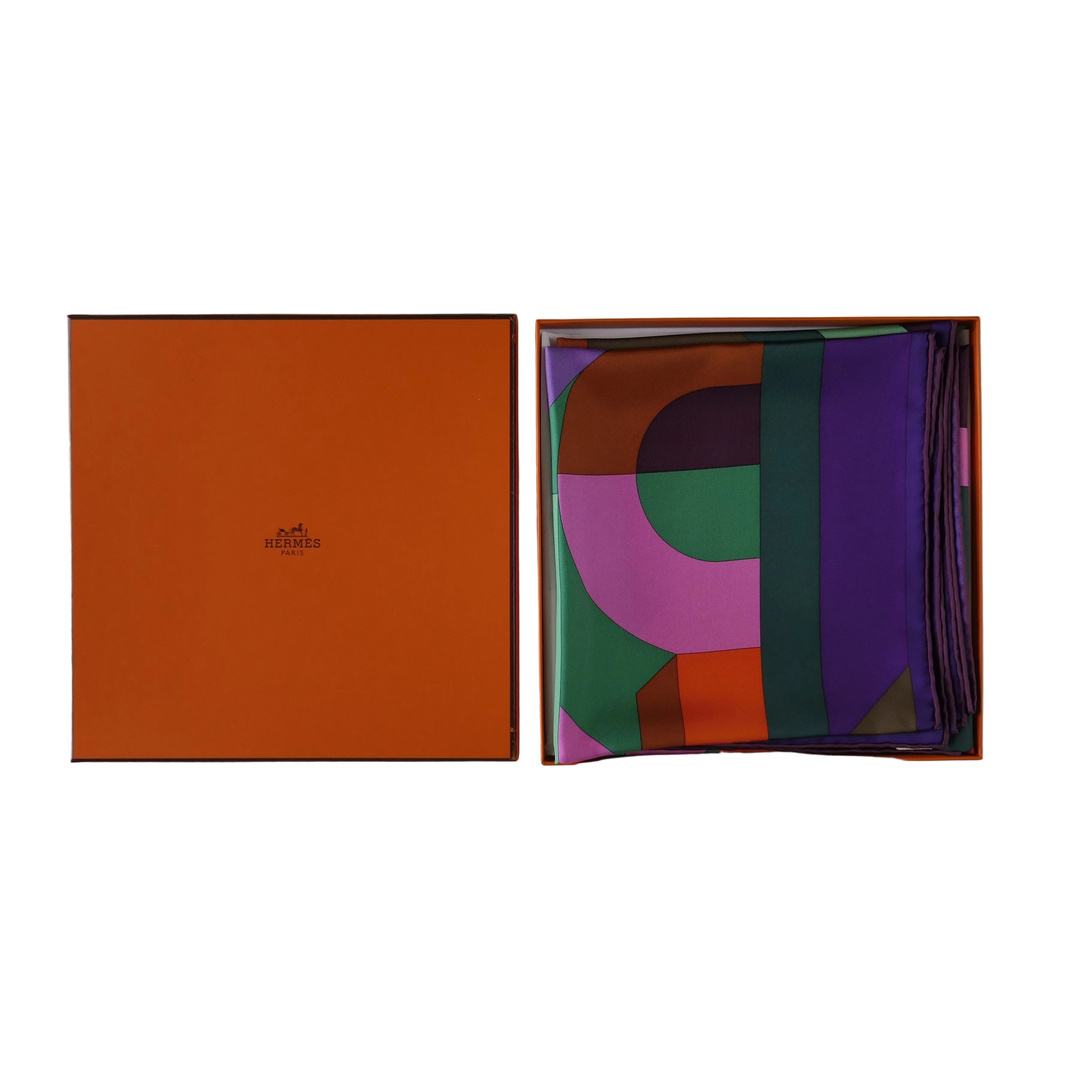 Carré Hermès Perspective Cavalière 90 cm soie, présentation avec boîte Hermès orange
