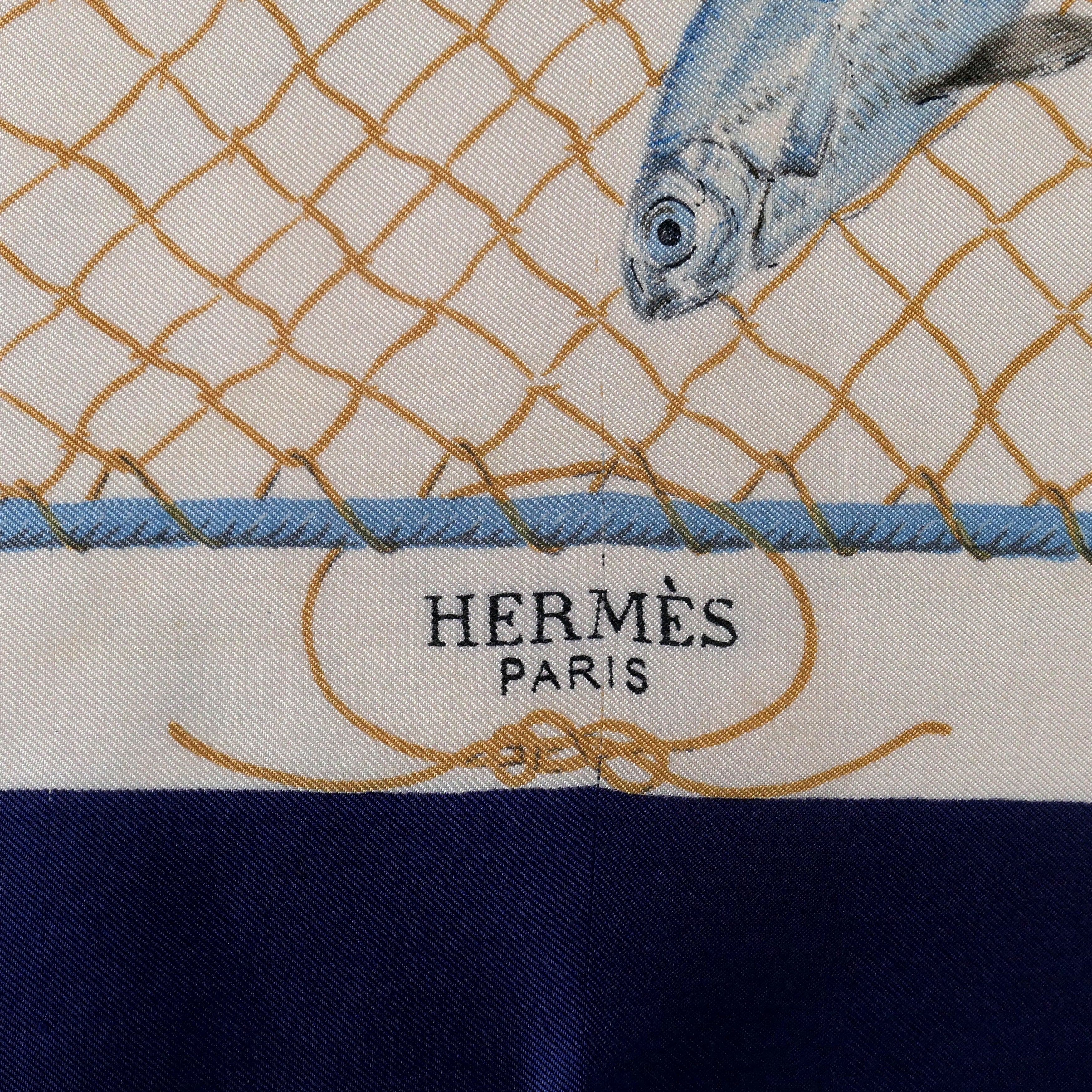 Carré Hermès Coup de Filet 90 cm soie, zoom sur la signature Hermès Paris 