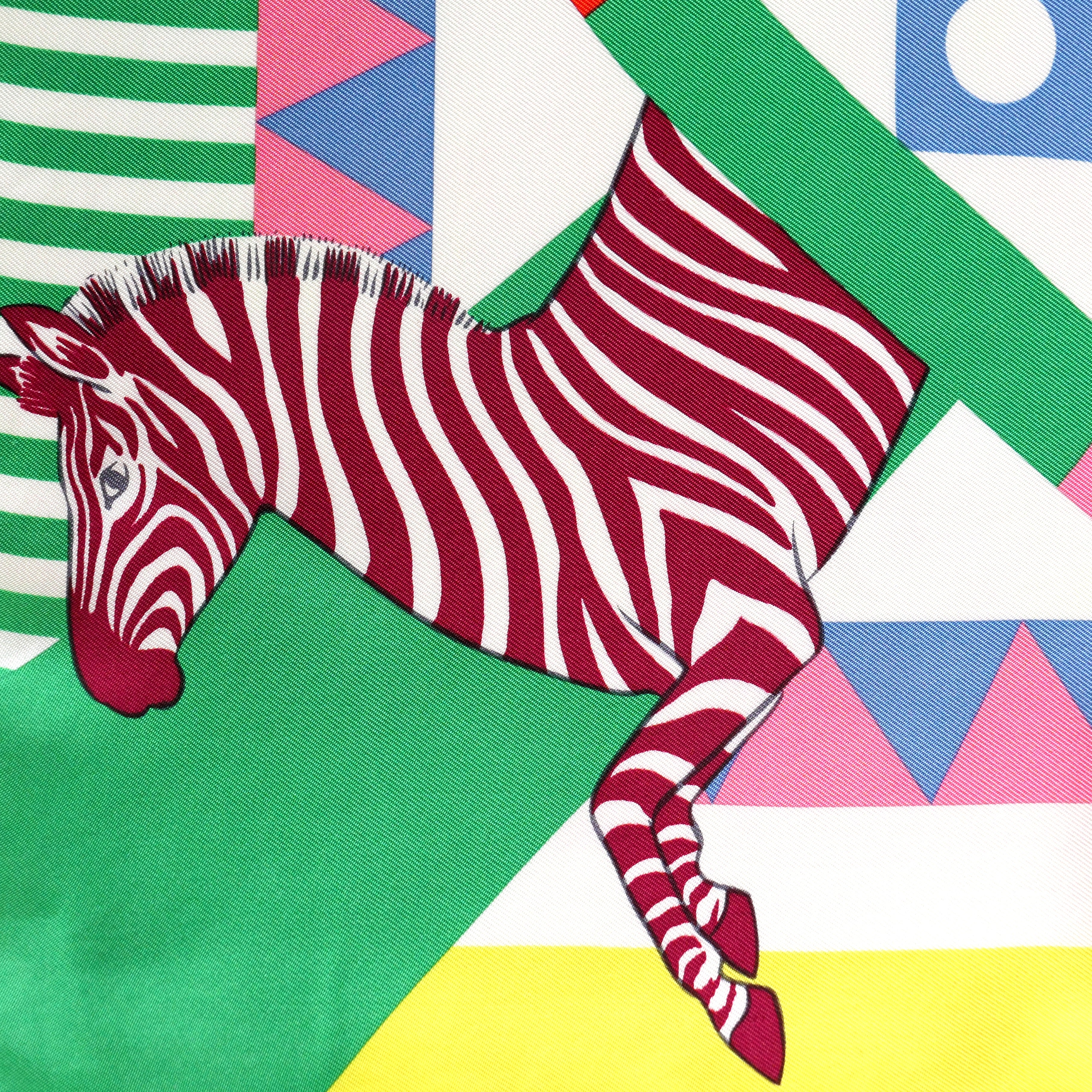 Carré Hermès Le Carrousel du Tigre Royal de Katie Scott, 90 cm soie, détail du zèbre rouge magenta