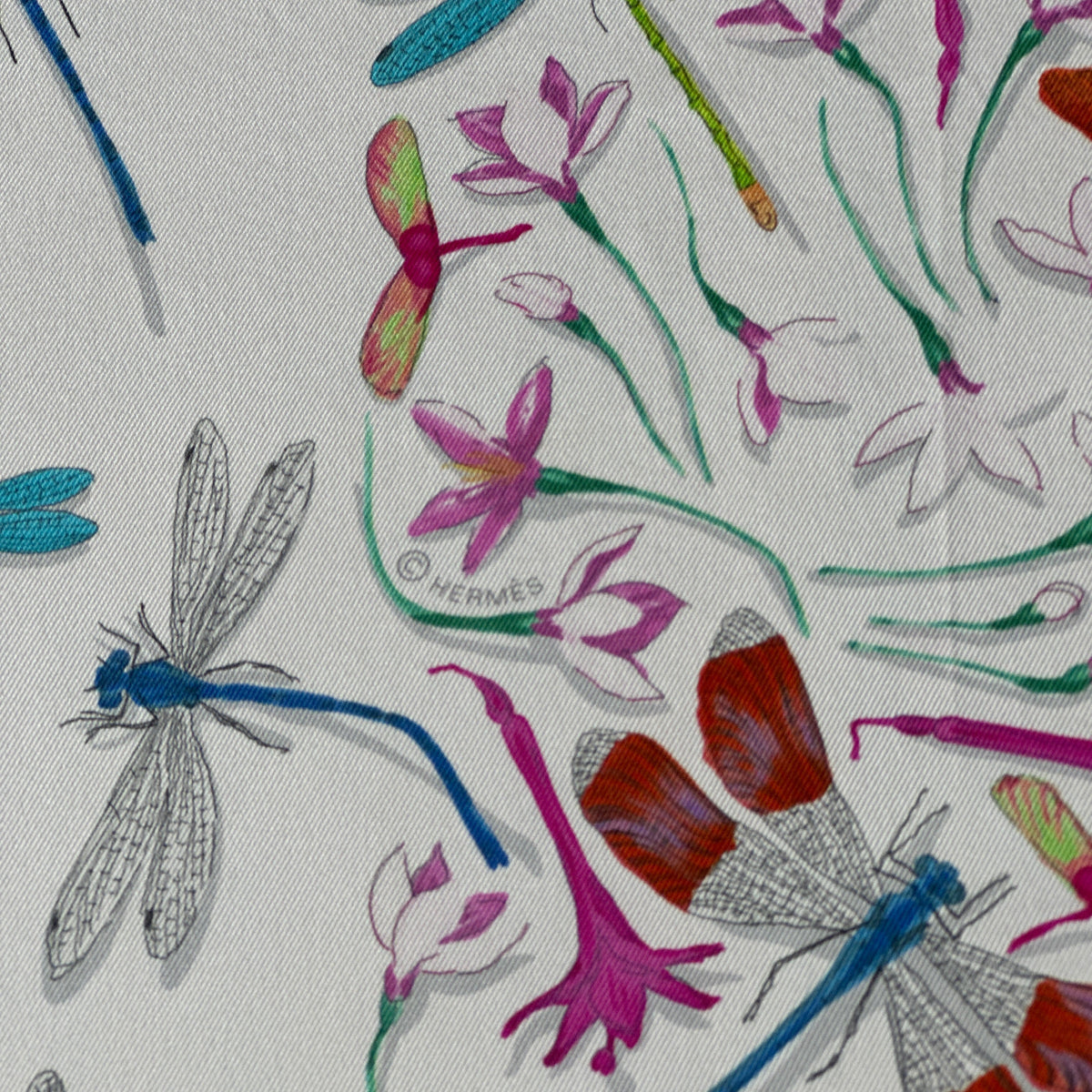 Carré Hermès Dragonflies Leigh Cooke 70 cm soie, détail logo copyright Hermès