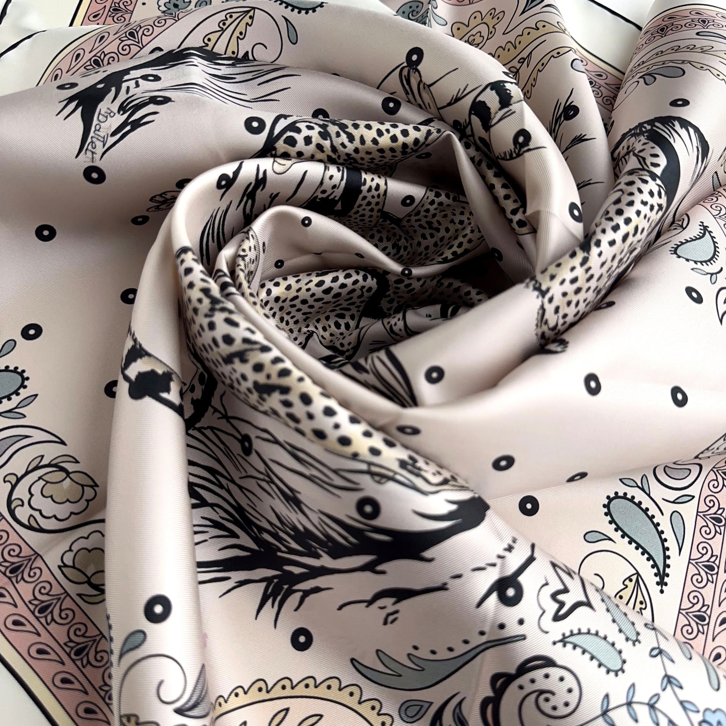 Carré Hermès Guépards Bandana de Robert Dallet, 90 cm soie, drapé de la face rose poudre verso