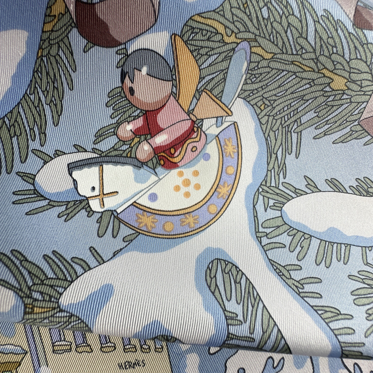 Carré Hermès Noël au 24 Faubourg Rybaltchenko 90 cm soie bleu ciel, ange sur cheval à bascule