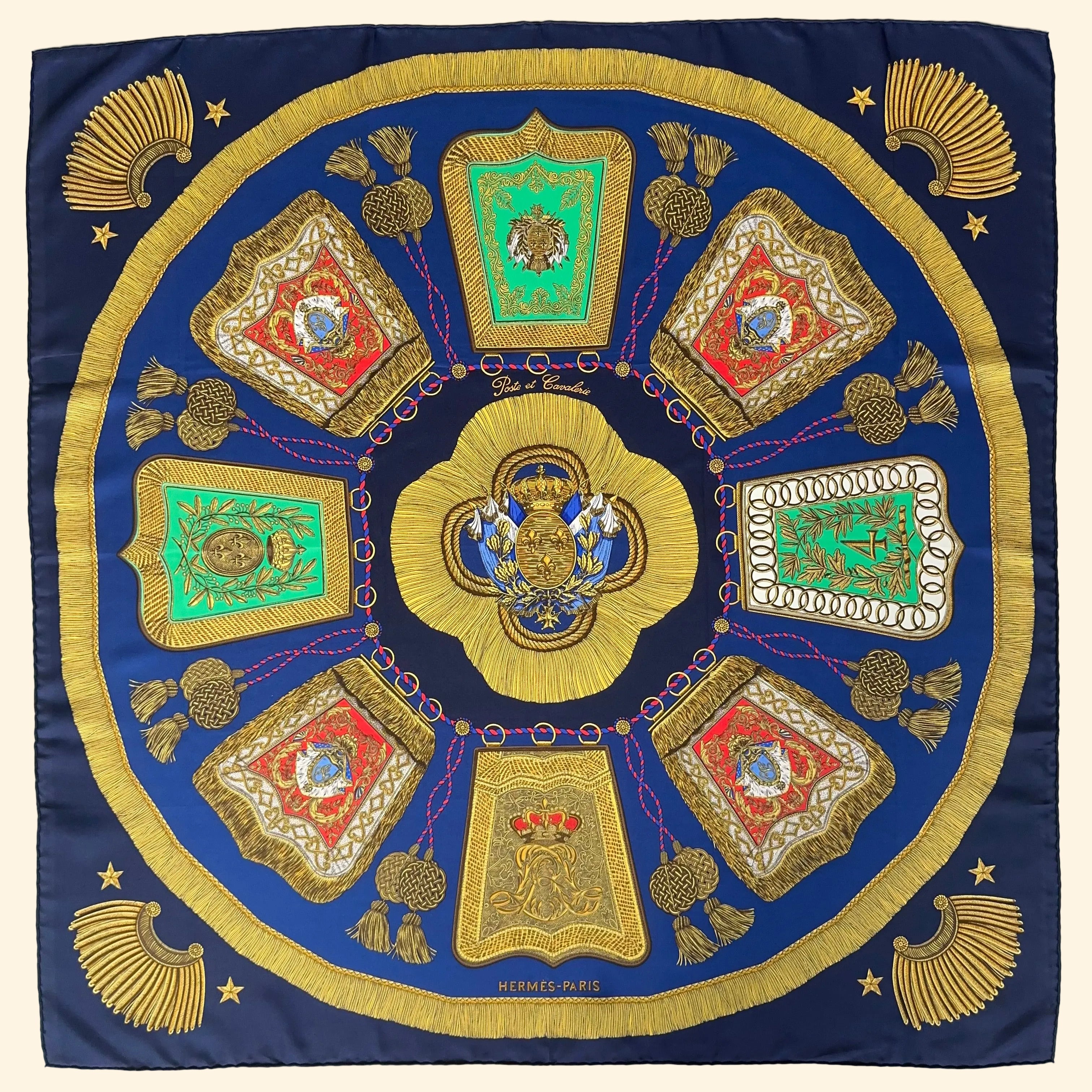 Vue d'ensemble du Carré Hermès "Poste et Cavalerie" sur fond bleu marine. Composition circulaire de sabretaches or, rouges et vertes autour d'un blason royal.