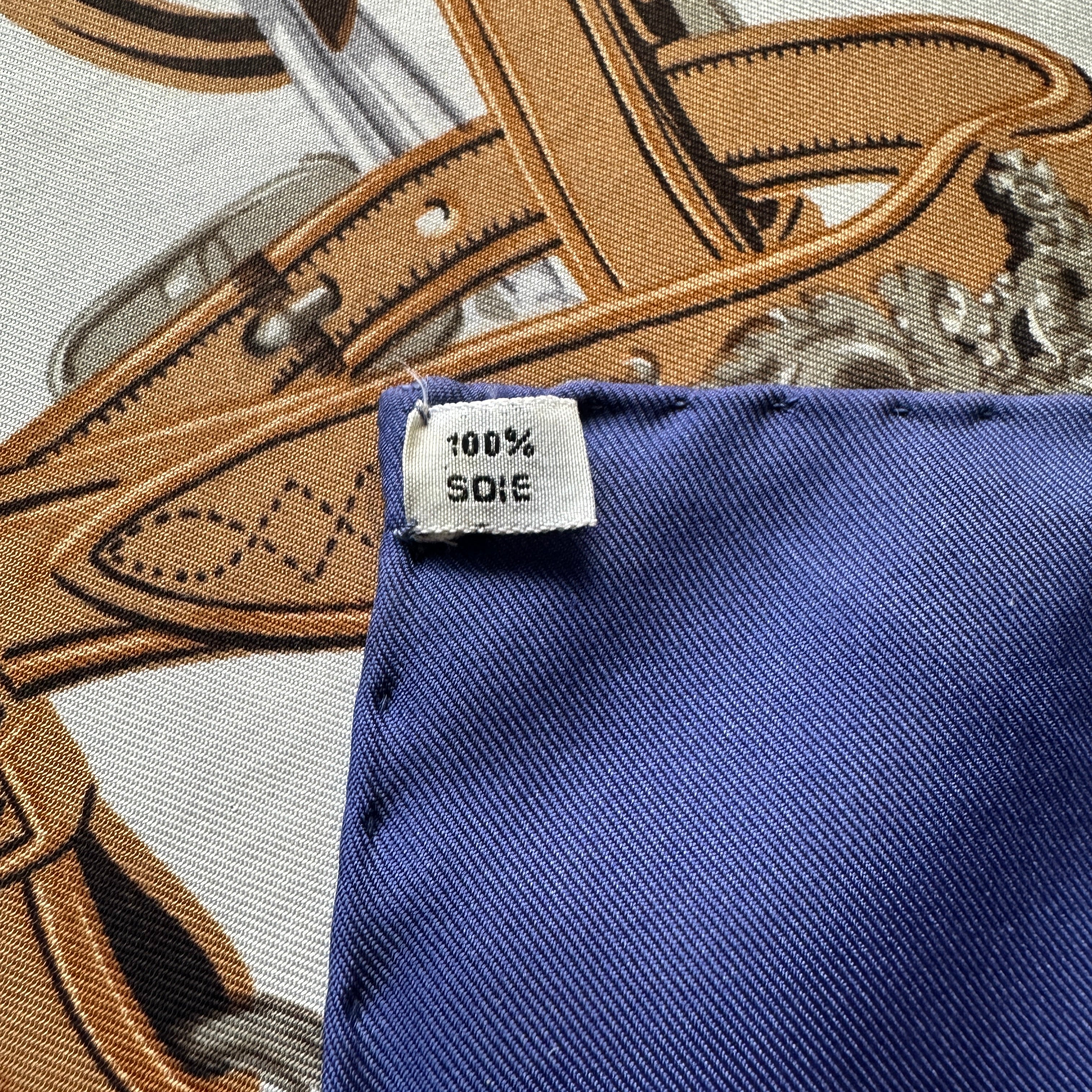 étiquette de composition du foulard en 100% soie 