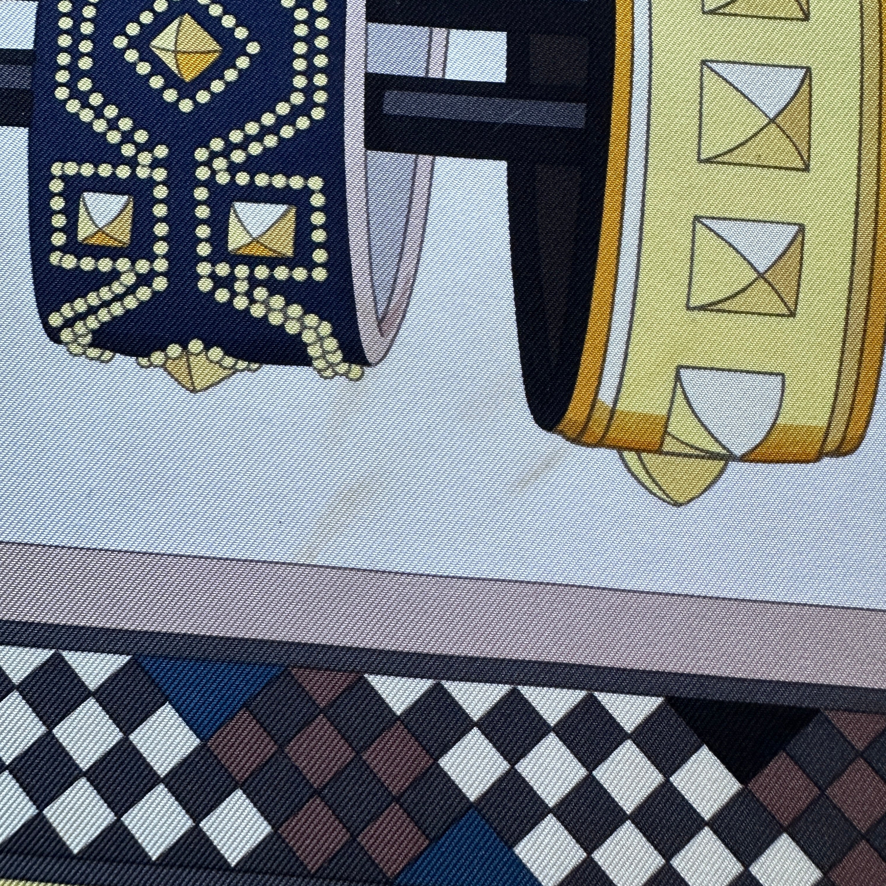 Zoom transparence : petite trace visible sur le fond clair du foulard (condition report).