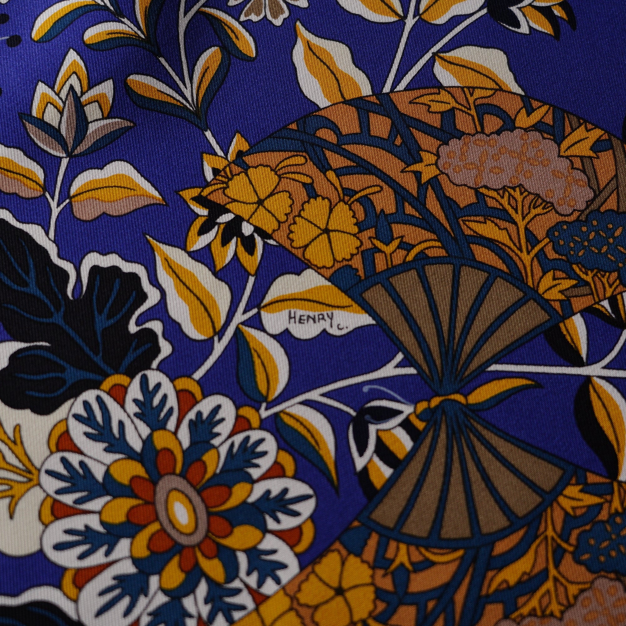 Gros plan sur la signature "Henry C." pour Christine Henry dans le motif du dessin