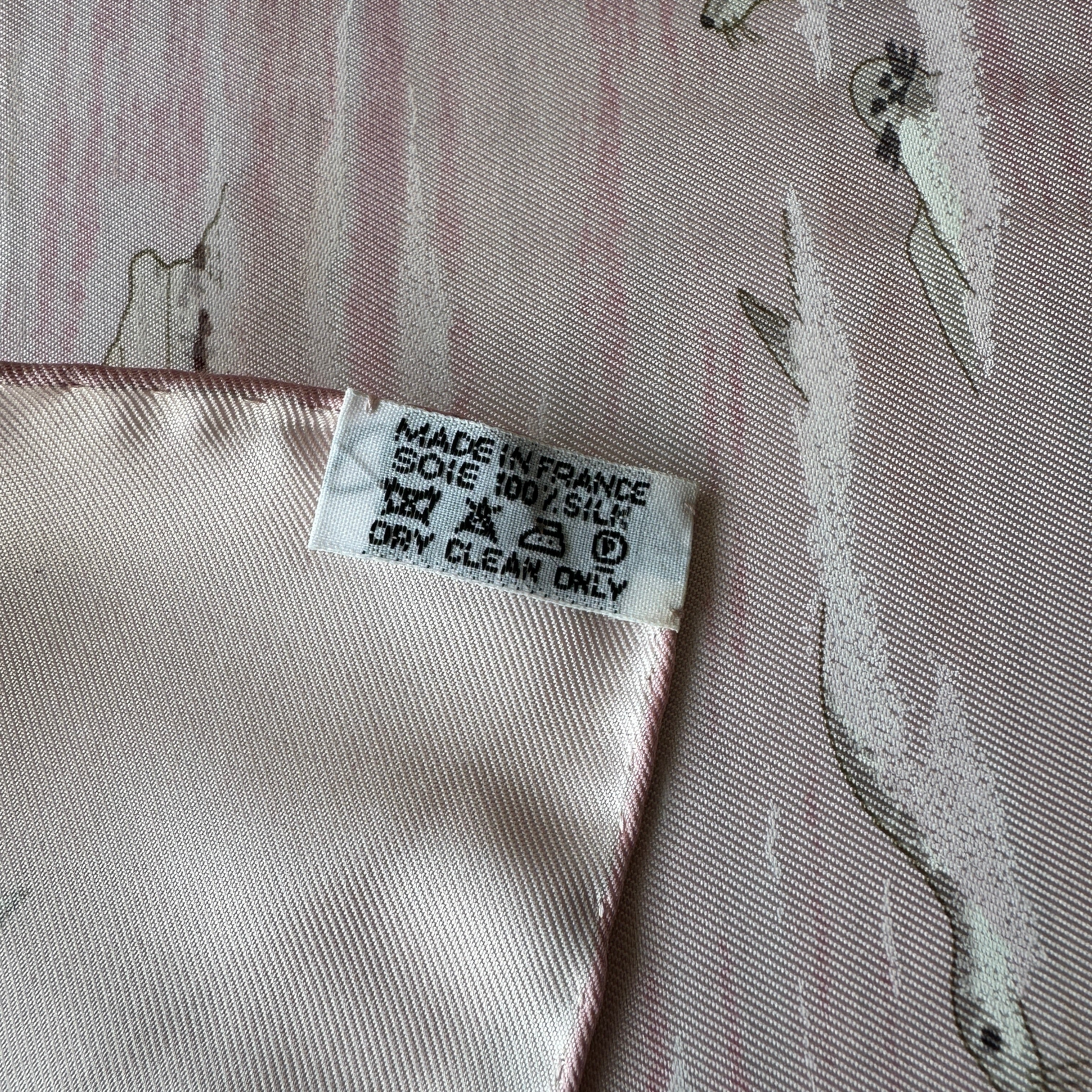 Étiquette de composition "Made in France 100% Soie" cousue sur le bord roulotté.