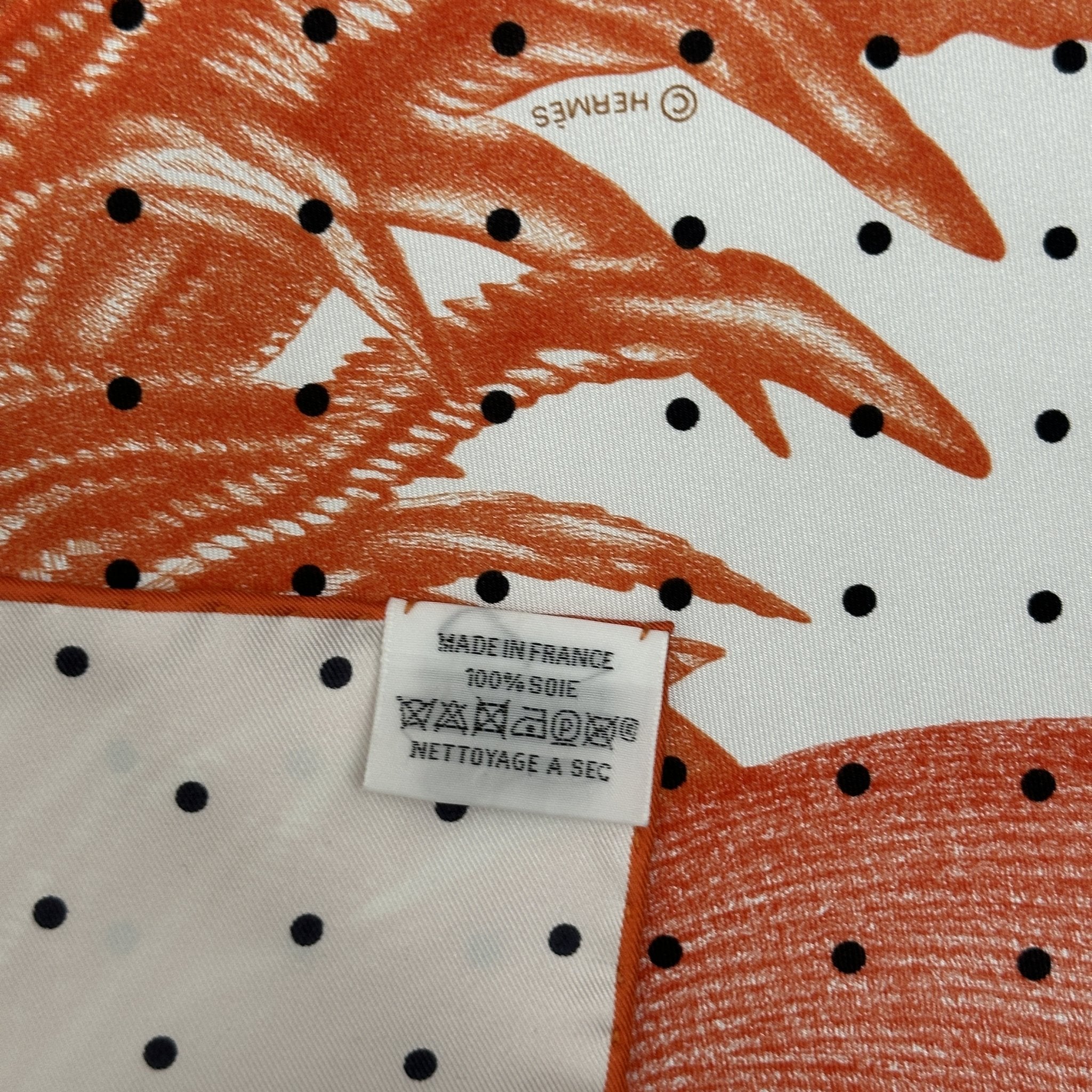 etiquette de composition en soie et fabrique en france du foualrd carre hermes 