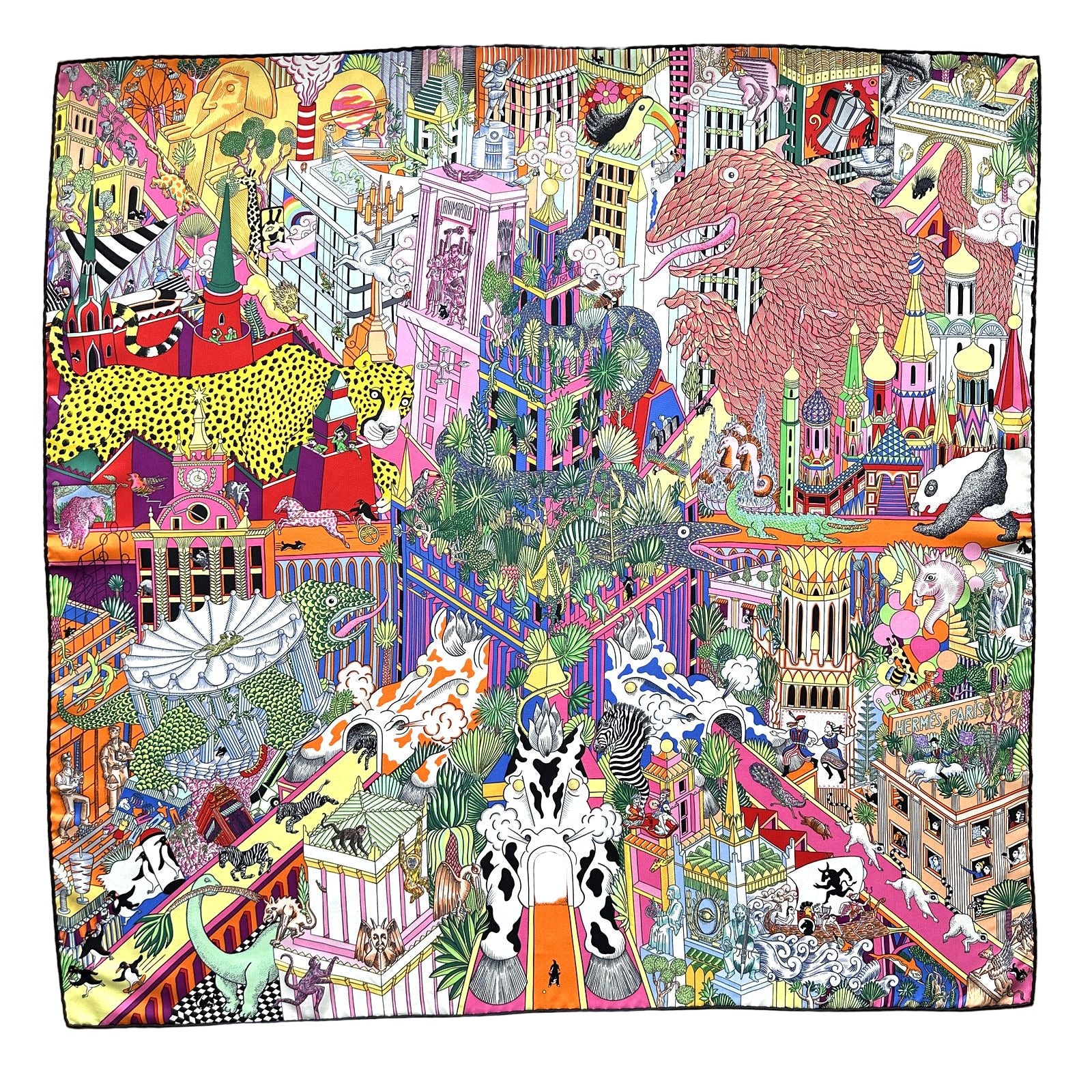 Carré Hermès Animapolis – Vue complète : foulard Hermès 90 cm en soie, composition multicolore foisonnante signée Jan Bajtlik, représentant une cité imaginaire peuplée d’animaux fantastiques. Roulotté contrastant de couleur noire. 