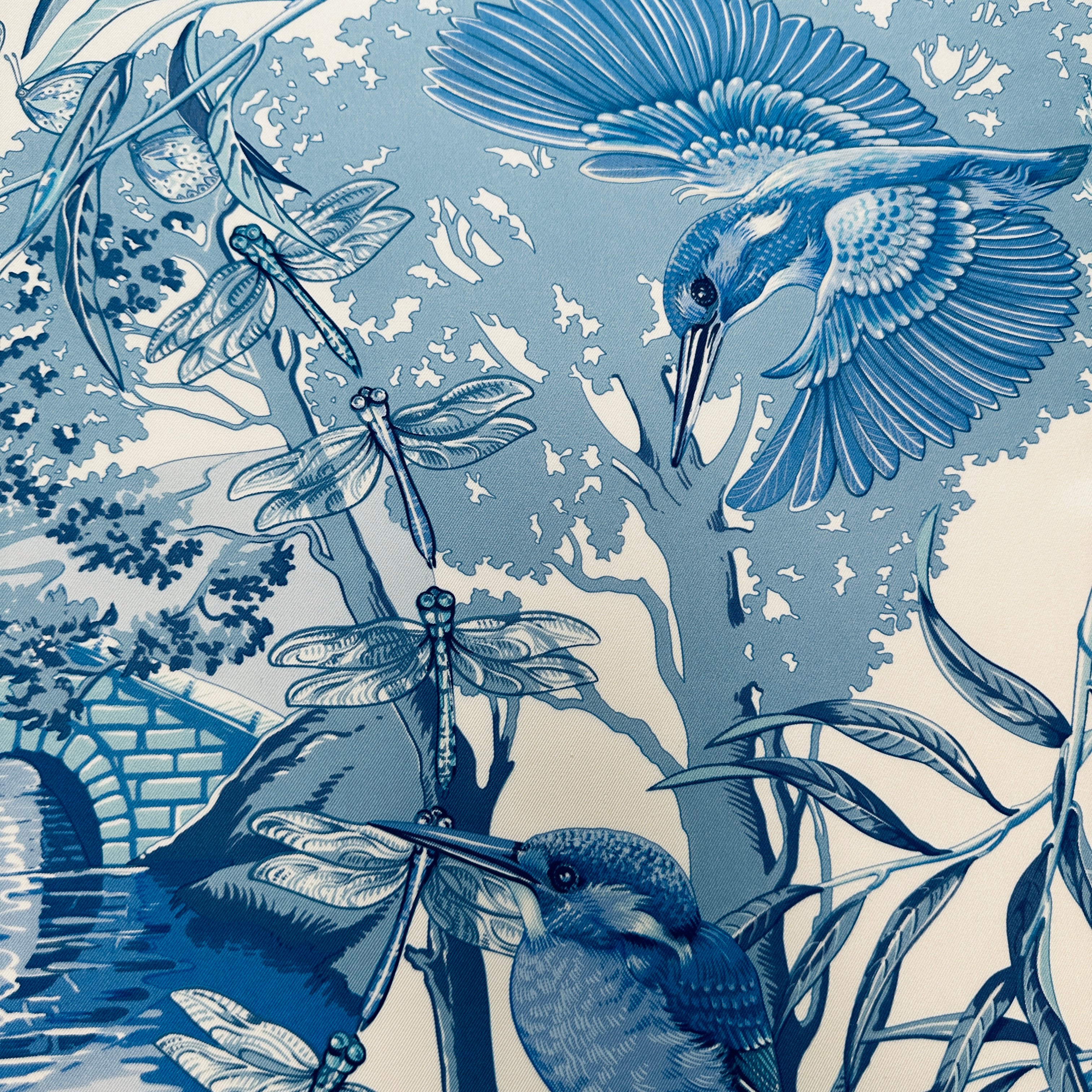 ronde de libellulles dessiné sur foulard hermes au bord de l'eau bleu