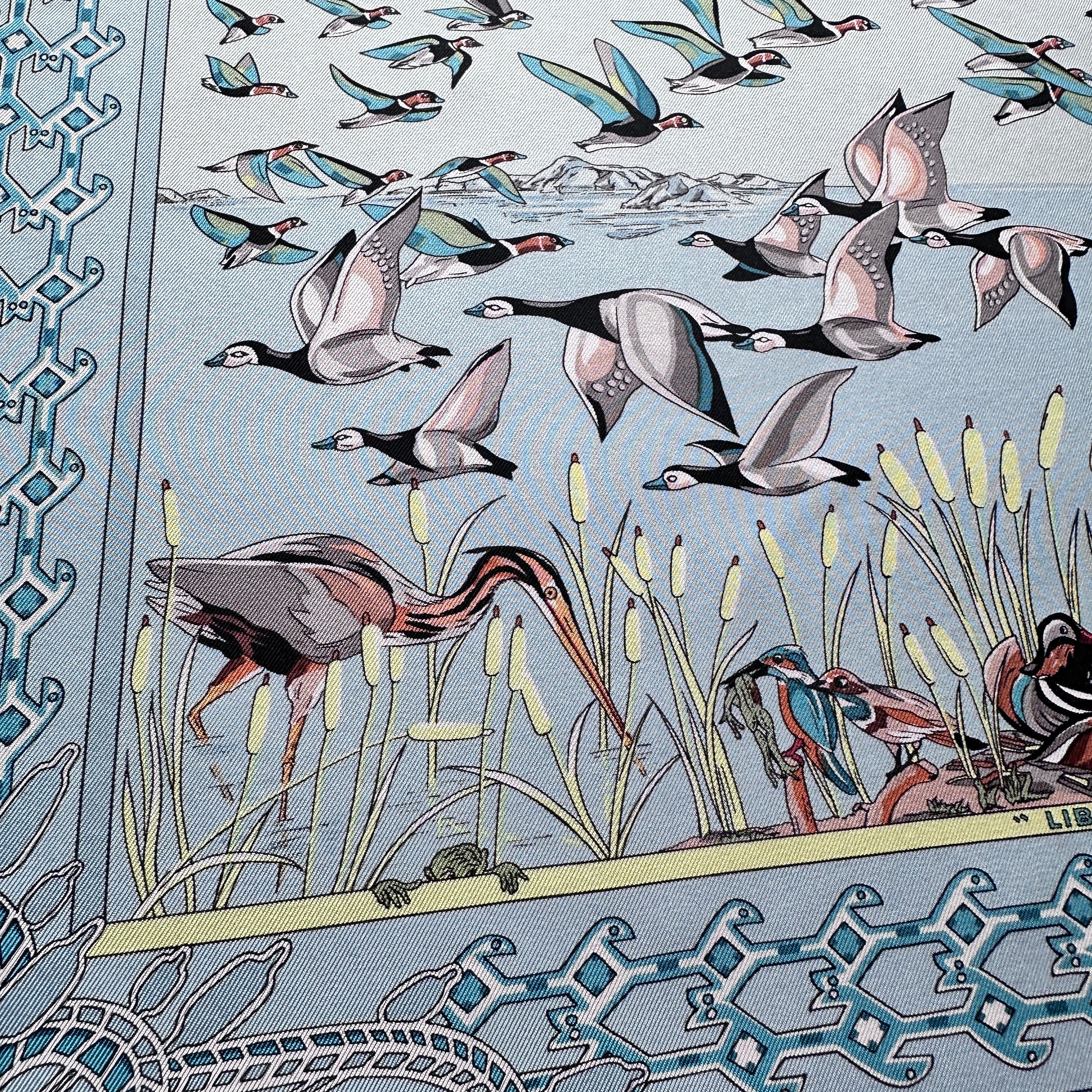 Coin du foulard avec motifs géométriques  et héron attrappant une grenouille